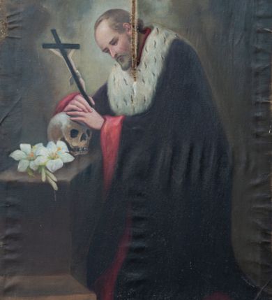 Zdjęcie nr 1: Obraz w kształcie stojącego prostokąta z wizerunkiem św. Jana Kantego. W centrum kompozycji ukazany święty w postawie klęczącej, zwrócony w trzech czwartych w prawo z dłońmi opartymi na czaszce leżącej na stojącym po lewej stronie obrazu klęczniku z podestem. W dłoniach święty trzyma również krucyfiks. Twarz podłużna, z oczami skierowanymi na krucyfiks, z długim i wąskim nosem, okolona średniej długości brodą, policzki silnie zarumienione. Święty ubrany jest w czarną togę akademicką z czerwonym podszyciem, wokół szyi ma gronostajową załogę (pelerynkę). Na klęczniku obok czaszki ułożone są gałązki białej lilii. Tło jednolite w odcieniach zieleni i szarości, w górnej części rozświetlone pochmurne niebo. 