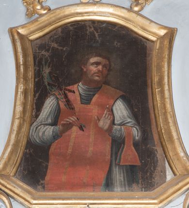 Zdjęcie nr 7: Ołtarz architektoniczny, jednokondygnacyjny, jednoosiowy ze zwieńczeniem. Ołtarz drewniany, sarkofagowy z drewnianą mensą. Retabulum ustawione na zdwojonym cokole o zryzalitowanych bokach. Kondygnacja ujęta jest  parą ustawionych ukośnie do wewnątrz, zdwojonych pilastrów z nałożoną w dolnej partii parą spływów wolutowych, wspierających przełamujący się ponad nimi, silnie wysunięty gzyms. Woluty spływów retabulum zdobione wydatnym rocaille&#039;m oraz parą rokokowych wazonów z gałązkami różyczek. Pole środkowe retabulum w kształcie stojącego prostokąta ujętego dołem odcinkowym łukiem nadwieszonym, od góry zamknięte łukiem wklęsło-wypukłym z uskokami; w polu obraz Matki Nieustającej Pomocy. Trzony pilastrów zdobione podwieszonymi gałązkami z różyczkami, a kapitele ornamentem rocaille&#039;owym. Górną partię środkowego pola retabulum ozdabia ornament rocaille&#039;owy. Zwieńczenie ujęte jest spływami wolutowymi o skośnie ustawionych dolnych partiach, zamknięte odcinkiem gzymsu w kształcie łuku wklęsło-wypukłego. Szczyt zwieńczenia w formie ażurowej, rocaille&#039;owej konchy. Pole środkowe o wklęsłych bokach, ściętych dolnych narożach, zamknięte łukiem wklęsło-wypukłym, ujęte profilowaną złoconą ramą; w środku obraz św. Walentego. Krawędzie spływów wolutowych zdobione parą gałązek palmowych. Struktura polichromowana na biało, cokół w kolorze jasnoszarym z żółtym profilowaniem; partie detalu architektonicznego i ornamentyki złocone i srebrzone.      

