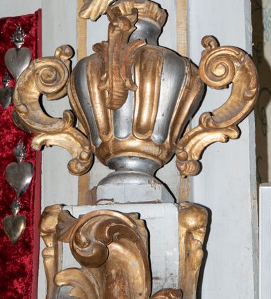 Zdjęcie nr 5: Ołtarz architektoniczny, jednokondygnacyjny, jednoosiowy ze zwieńczeniem. Ołtarz drewniany, sarkofagowy z drewnianą mensą. Retabulum ustawione na zdwojonym cokole o zryzalitowanych bokach. Kondygnacja ujęta jest  parą ustawionych ukośnie do wewnątrz, zdwojonych pilastrów z nałożoną w dolnej partii parą spływów wolutowych, wspierających przełamujący się ponad nimi, silnie wysunięty gzyms. Woluty spływów retabulum zdobione wydatnym rocaille'm oraz parą rokokowych wazonów z gałązkami różyczek. Pole środkowe retabulum w kształcie stojącego prostokąta ujętego dołem odcinkowym łukiem nadwieszonym, od góry zamknięte łukiem wklęsło-wypukłym z uskokami; w polu obraz Matki Nieustającej Pomocy. Trzony pilastrów zdobione podwieszonymi gałązkami z różyczkami, a kapitele ornamentem rocaille'owym. Górną partię środkowego pola retabulum ozdabia ornament rocaille'owy. Zwieńczenie ujęte jest spływami wolutowymi o skośnie ustawionych dolnych partiach, zamknięte odcinkiem gzymsu w kształcie łuku wklęsło-wypukłego. Szczyt zwieńczenia w formie ażurowej, rocaille'owej konchy. Pole środkowe o wklęsłych bokach, ściętych dolnych narożach, zamknięte łukiem wklęsło-wypukłym, ujęte profilowaną złoconą ramą; w środku obraz św. Walentego. Krawędzie spływów wolutowych zdobione parą gałązek palmowych. Struktura polichromowana na biało, cokół w kolorze jasnoszarym z żółtym profilowaniem; partie detalu architektonicznego i ornamentyki złocone i srebrzone.      

