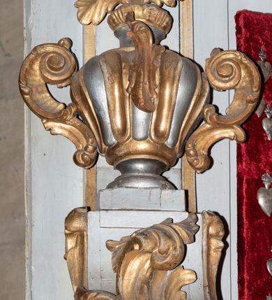 Zdjęcie nr 4: Ołtarz architektoniczny, jednokondygnacyjny, jednoosiowy ze zwieńczeniem. Ołtarz drewniany, sarkofagowy z drewnianą mensą. Retabulum ustawione na zdwojonym cokole o zryzalitowanych bokach. Kondygnacja ujęta jest  parą ustawionych ukośnie do wewnątrz, zdwojonych pilastrów z nałożoną w dolnej partii parą spływów wolutowych, wspierających przełamujący się ponad nimi, silnie wysunięty gzyms. Woluty spływów retabulum zdobione wydatnym rocaille&#039;m oraz parą rokokowych wazonów z gałązkami różyczek. Pole środkowe retabulum w kształcie stojącego prostokąta ujętego dołem odcinkowym łukiem nadwieszonym, od góry zamknięte łukiem wklęsło-wypukłym z uskokami; w polu obraz Matki Nieustającej Pomocy. Trzony pilastrów zdobione podwieszonymi gałązkami z różyczkami, a kapitele ornamentem rocaille&#039;owym. Górną partię środkowego pola retabulum ozdabia ornament rocaille&#039;owy. Zwieńczenie ujęte jest spływami wolutowymi o skośnie ustawionych dolnych partiach, zamknięte odcinkiem gzymsu w kształcie łuku wklęsło-wypukłego. Szczyt zwieńczenia w formie ażurowej, rocaille&#039;owej konchy. Pole środkowe o wklęsłych bokach, ściętych dolnych narożach, zamknięte łukiem wklęsło-wypukłym, ujęte profilowaną złoconą ramą; w środku obraz św. Walentego. Krawędzie spływów wolutowych zdobione parą gałązek palmowych. Struktura polichromowana na biało, cokół w kolorze jasnoszarym z żółtym profilowaniem; partie detalu architektonicznego i ornamentyki złocone i srebrzone.      

