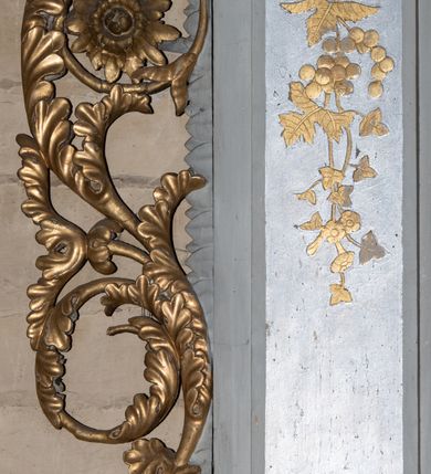 Zdjęcie nr 3: Ołtarz architektoniczny, jednokondygnacyjny, jednoosiowy ze zwieńczeniem. Ołtarz drewniany, sarkofagowy z drewnianą mensą. Retabulum ustawione na zdwojonym cokole o zryzalitowanych bokach. Kondygnacja ujęta jest  parą ustawionych ukośnie do wewnątrz, zdwojonych pilastrów z nałożoną w dolnej partii parą spływów wolutowych, wspierających przełamujący się ponad nimi, silnie wysunięty gzyms. Woluty spływów retabulum zdobione wydatnym rocaille'm oraz parą rokokowych wazonów z gałązkami różyczek. Pole środkowe retabulum w kształcie stojącego prostokąta ujętego dołem odcinkowym łukiem nadwieszonym, od góry zamknięte łukiem wklęsło-wypukłym z uskokami; w polu obraz Matki Nieustającej Pomocy. Trzony pilastrów zdobione podwieszonymi gałązkami z różyczkami, a kapitele ornamentem rocaille'owym. Górną partię środkowego pola retabulum ozdabia ornament rocaille'owy. Zwieńczenie ujęte jest spływami wolutowymi o skośnie ustawionych dolnych partiach, zamknięte odcinkiem gzymsu w kształcie łuku wklęsło-wypukłego. Szczyt zwieńczenia w formie ażurowej, rocaille'owej konchy. Pole środkowe o wklęsłych bokach, ściętych dolnych narożach, zamknięte łukiem wklęsło-wypukłym, ujęte profilowaną złoconą ramą; w środku obraz św. Walentego. Krawędzie spływów wolutowych zdobione parą gałązek palmowych. Struktura polichromowana na biało, cokół w kolorze jasnoszarym z żółtym profilowaniem; partie detalu architektonicznego i ornamentyki złocone i srebrzone.      

