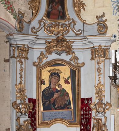 Zdjęcie nr 8: Ołtarz architektoniczny, jednokondygnacyjny, jednoosiowy ze zwieńczeniem. Ołtarz drewniany, sarkofagowy z drewnianą mensą. Retabulum ustawione na zdwojonym cokole o zryzalitowanych bokach. Kondygnacja ujęta jest  parą ustawionych ukośnie do wewnątrz, zdwojonych pilastrów z nałożoną w dolnej partii parą spływów wolutowych, wspierających przełamujący się ponad nimi, silnie wysunięty gzyms. Woluty spływów retabulum zdobione wydatnym rocaille'm oraz parą rokokowych wazonów z gałązkami różyczek. Pole środkowe retabulum w kształcie stojącego prostokąta ujętego dołem odcinkowym łukiem nadwieszonym, od góry zamknięte łukiem wklęsło-wypukłym z uskokami; w polu obraz Matki Nieustającej Pomocy. Trzony pilastrów zdobione podwieszonymi gałązkami z różyczkami, a kapitele ornamentem rocaille'owym. Górną partię środkowego pola retabulum ozdabia ornament rocaille'owy. Zwieńczenie ujęte jest spływami wolutowymi o skośnie ustawionych dolnych partiach, zamknięte odcinkiem gzymsu w kształcie łuku wklęsło-wypukłego. Szczyt zwieńczenia w formie ażurowej, rocaille'owej konchy. Pole środkowe o wklęsłych bokach, ściętych dolnych narożach, zamknięte łukiem wklęsło-wypukłym, ujęte profilowaną złoconą ramą; w środku obraz św. Walentego. Krawędzie spływów wolutowych zdobione parą gałązek palmowych. Struktura polichromowana na biało, cokół w kolorze jasnoszarym z żółtym profilowaniem; partie detalu architektonicznego i ornamentyki złocone i srebrzone.      

