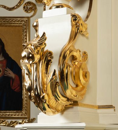 Zdjęcie nr 14: Ołtarz architektoniczny, jednokondygnacyjny, jednoosiowy ze zwieńczeniem. Ołtarz drewniany, sarkofagowy z drewnianą mensą. Retabulum ustawione na zdwojonym cokole o zryzalitowanych bokach. Kondygnacja ujęta jest  parą ustawionych ukośnie do wewnątrz, zdwojonych pilastrów z nałożoną w dolnej partii parą spływów wolutowych, wspierających przełamujący się ponad nimi, silnie wysunięty gzyms. Woluty spływów retabulum zdobione wydatnym rocaille'm oraz parą rokokowych wazonów z gałązkami różyczek. Pole środkowe retabulum w kształcie stojącego prostokąta ujętego dołem odcinkowym łukiem nadwieszonym, od góry zamknięte łukiem wklęsło-wypukłym z uskokami; w polu obraz Matki Nieustającej Pomocy. Trzony pilastrów zdobione podwieszonymi gałązkami z różyczkami, a kapitele ornamentem rocaille'owym. Górną partię środkowego pola retabulum ozdabia ornament rocaille'owy. Zwieńczenie ujęte jest spływami wolutowymi o skośnie ustawionych dolnych partiach, zamknięte odcinkiem gzymsu w kształcie łuku wklęsło-wypukłego. Szczyt zwieńczenia w formie ażurowej, rocaille'owej konchy. Pole środkowe o wklęsłych bokach, ściętych dolnych narożach, zamknięte łukiem wklęsło-wypukłym, ujęte profilowaną złoconą ramą; w środku obraz św. Walentego. Krawędzie spływów wolutowych zdobione parą gałązek palmowych. Struktura polichromowana na biało, cokół w kolorze jasnoszarym z żółtym profilowaniem; partie detalu architektonicznego i ornamentyki złocone i srebrzone.      

