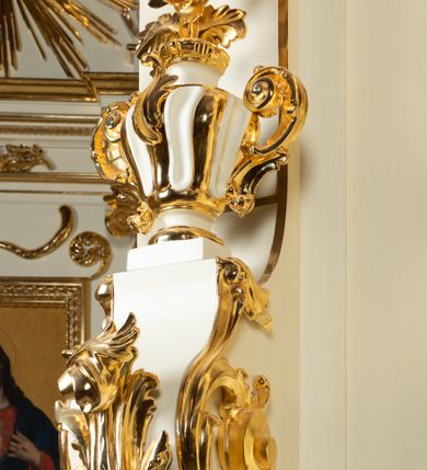 Zdjęcie nr 15: Ołtarz architektoniczny, jednokondygnacyjny, jednoosiowy ze zwieńczeniem. Ołtarz drewniany, sarkofagowy z drewnianą mensą. Retabulum ustawione na zdwojonym cokole o zryzalitowanych bokach. Kondygnacja ujęta jest  parą ustawionych ukośnie do wewnątrz, zdwojonych pilastrów z nałożoną w dolnej partii parą spływów wolutowych, wspierających przełamujący się ponad nimi, silnie wysunięty gzyms. Woluty spływów retabulum zdobione wydatnym rocaille&#039;m oraz parą rokokowych wazonów z gałązkami różyczek. Pole środkowe retabulum w kształcie stojącego prostokąta ujętego dołem odcinkowym łukiem nadwieszonym, od góry zamknięte łukiem wklęsło-wypukłym z uskokami; w polu obraz Matki Nieustającej Pomocy. Trzony pilastrów zdobione podwieszonymi gałązkami z różyczkami, a kapitele ornamentem rocaille&#039;owym. Górną partię środkowego pola retabulum ozdabia ornament rocaille&#039;owy. Zwieńczenie ujęte jest spływami wolutowymi o skośnie ustawionych dolnych partiach, zamknięte odcinkiem gzymsu w kształcie łuku wklęsło-wypukłego. Szczyt zwieńczenia w formie ażurowej, rocaille&#039;owej konchy. Pole środkowe o wklęsłych bokach, ściętych dolnych narożach, zamknięte łukiem wklęsło-wypukłym, ujęte profilowaną złoconą ramą; w środku obraz św. Walentego. Krawędzie spływów wolutowych zdobione parą gałązek palmowych. Struktura polichromowana na biało, cokół w kolorze jasnoszarym z żółtym profilowaniem; partie detalu architektonicznego i ornamentyki złocone i srebrzone.      

