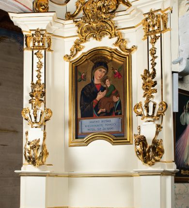 Zdjęcie nr 1: Ołtarz architektoniczny, jednokondygnacyjny, jednoosiowy ze zwieńczeniem. Ołtarz drewniany, sarkofagowy z drewnianą mensą. Retabulum ustawione na zdwojonym cokole o zryzalitowanych bokach. Kondygnacja ujęta jest  parą ustawionych ukośnie do wewnątrz, zdwojonych pilastrów z nałożoną w dolnej partii parą spływów wolutowych, wspierających przełamujący się ponad nimi, silnie wysunięty gzyms. Woluty spływów retabulum zdobione wydatnym rocaille'm oraz parą rokokowych wazonów z gałązkami różyczek. Pole środkowe retabulum w kształcie stojącego prostokąta ujętego dołem odcinkowym łukiem nadwieszonym, od góry zamknięte łukiem wklęsło-wypukłym z uskokami; w polu obraz Matki Nieustającej Pomocy. Trzony pilastrów zdobione podwieszonymi gałązkami z różyczkami, a kapitele ornamentem rocaille'owym. Górną partię środkowego pola retabulum ozdabia ornament rocaille'owy. Zwieńczenie ujęte jest spływami wolutowymi o skośnie ustawionych dolnych partiach, zamknięte odcinkiem gzymsu w kształcie łuku wklęsło-wypukłego. Szczyt zwieńczenia w formie ażurowej, rocaille'owej konchy. Pole środkowe o wklęsłych bokach, ściętych dolnych narożach, zamknięte łukiem wklęsło-wypukłym, ujęte profilowaną złoconą ramą; w środku obraz św. Walentego. Krawędzie spływów wolutowych zdobione parą gałązek palmowych. Struktura polichromowana na biało, cokół w kolorze jasnoszarym z żółtym profilowaniem; partie detalu architektonicznego i ornamentyki złocone i srebrzone.      

