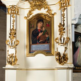 Zdjęcie nr 1: Ołtarz architektoniczny, jednokondygnacyjny, jednoosiowy ze zwieńczeniem. Ołtarz drewniany, sarkofagowy z drewnianą mensą. Retabulum ustawione na zdwojonym cokole o zryzalitowanych bokach. Kondygnacja ujęta jest  parą ustawionych ukośnie do wewnątrz, zdwojonych pilastrów z nałożoną w dolnej partii parą spływów wolutowych, wspierających przełamujący się ponad nimi, silnie wysunięty gzyms. Woluty spływów retabulum zdobione wydatnym rocaille'm oraz parą rokokowych wazonów z gałązkami różyczek. Pole środkowe retabulum w kształcie stojącego prostokąta ujętego dołem odcinkowym łukiem nadwieszonym, od góry zamknięte łukiem wklęsło-wypukłym z uskokami; w polu obraz Matki Nieustającej Pomocy. Trzony pilastrów zdobione podwieszonymi gałązkami z różyczkami, a kapitele ornamentem rocaille'owym. Górną partię środkowego pola retabulum ozdabia ornament rocaille'owy. Zwieńczenie ujęte jest spływami wolutowymi o skośnie ustawionych dolnych partiach, zamknięte odcinkiem gzymsu w kształcie łuku wklęsło-wypukłego. Szczyt zwieńczenia w formie ażurowej, rocaille'owej konchy. Pole środkowe o wklęsłych bokach, ściętych dolnych narożach, zamknięte łukiem wklęsło-wypukłym, ujęte profilowaną złoconą ramą; w środku obraz św. Walentego. Krawędzie spływów wolutowych zdobione parą gałązek palmowych. Struktura polichromowana na biało, cokół w kolorze jasnoszarym z żółtym profilowaniem; partie detalu architektonicznego i ornamentyki złocone i srebrzone.      

