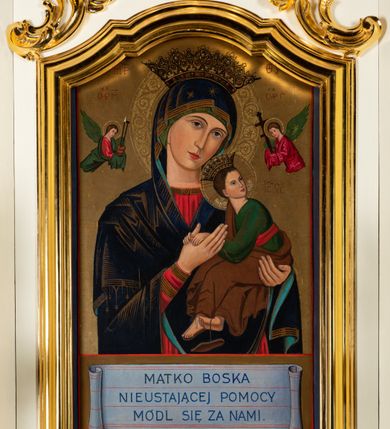 Zdjęcie nr 10: Ołtarz architektoniczny, jednokondygnacyjny, jednoosiowy ze zwieńczeniem. Ołtarz drewniany, sarkofagowy z drewnianą mensą. Retabulum ustawione na zdwojonym cokole o zryzalitowanych bokach. Kondygnacja ujęta jest  parą ustawionych ukośnie do wewnątrz, zdwojonych pilastrów z nałożoną w dolnej partii parą spływów wolutowych, wspierających przełamujący się ponad nimi, silnie wysunięty gzyms. Woluty spływów retabulum zdobione wydatnym rocaille&#039;m oraz parą rokokowych wazonów z gałązkami różyczek. Pole środkowe retabulum w kształcie stojącego prostokąta ujętego dołem odcinkowym łukiem nadwieszonym, od góry zamknięte łukiem wklęsło-wypukłym z uskokami; w polu obraz Matki Nieustającej Pomocy. Trzony pilastrów zdobione podwieszonymi gałązkami z różyczkami, a kapitele ornamentem rocaille&#039;owym. Górną partię środkowego pola retabulum ozdabia ornament rocaille&#039;owy. Zwieńczenie ujęte jest spływami wolutowymi o skośnie ustawionych dolnych partiach, zamknięte odcinkiem gzymsu w kształcie łuku wklęsło-wypukłego. Szczyt zwieńczenia w formie ażurowej, rocaille&#039;owej konchy. Pole środkowe o wklęsłych bokach, ściętych dolnych narożach, zamknięte łukiem wklęsło-wypukłym, ujęte profilowaną złoconą ramą; w środku obraz św. Walentego. Krawędzie spływów wolutowych zdobione parą gałązek palmowych. Struktura polichromowana na biało, cokół w kolorze jasnoszarym z żółtym profilowaniem; partie detalu architektonicznego i ornamentyki złocone i srebrzone.      

