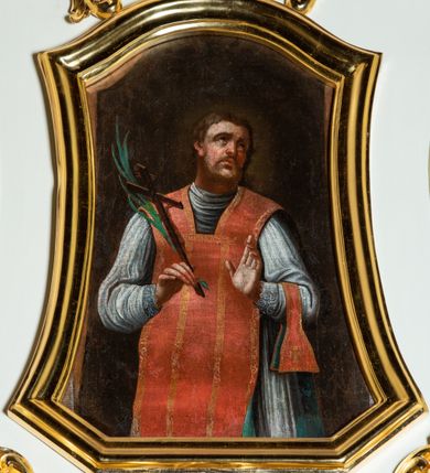 Zdjęcie nr 13: Ołtarz architektoniczny, jednokondygnacyjny, jednoosiowy ze zwieńczeniem. Ołtarz drewniany, sarkofagowy z drewnianą mensą. Retabulum ustawione na zdwojonym cokole o zryzalitowanych bokach. Kondygnacja ujęta jest  parą ustawionych ukośnie do wewnątrz, zdwojonych pilastrów z nałożoną w dolnej partii parą spływów wolutowych, wspierających przełamujący się ponad nimi, silnie wysunięty gzyms. Woluty spływów retabulum zdobione wydatnym rocaille'm oraz parą rokokowych wazonów z gałązkami różyczek. Pole środkowe retabulum w kształcie stojącego prostokąta ujętego dołem odcinkowym łukiem nadwieszonym, od góry zamknięte łukiem wklęsło-wypukłym z uskokami; w polu obraz Matki Nieustającej Pomocy. Trzony pilastrów zdobione podwieszonymi gałązkami z różyczkami, a kapitele ornamentem rocaille'owym. Górną partię środkowego pola retabulum ozdabia ornament rocaille'owy. Zwieńczenie ujęte jest spływami wolutowymi o skośnie ustawionych dolnych partiach, zamknięte odcinkiem gzymsu w kształcie łuku wklęsło-wypukłego. Szczyt zwieńczenia w formie ażurowej, rocaille'owej konchy. Pole środkowe o wklęsłych bokach, ściętych dolnych narożach, zamknięte łukiem wklęsło-wypukłym, ujęte profilowaną złoconą ramą; w środku obraz św. Walentego. Krawędzie spływów wolutowych zdobione parą gałązek palmowych. Struktura polichromowana na biało, cokół w kolorze jasnoszarym z żółtym profilowaniem; partie detalu architektonicznego i ornamentyki złocone i srebrzone.      

