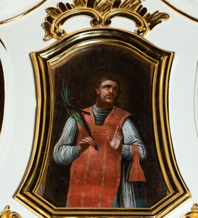 Zdjęcie nr 12: Ołtarz architektoniczny, jednokondygnacyjny, jednoosiowy ze zwieńczeniem. Ołtarz drewniany, sarkofagowy z drewnianą mensą. Retabulum ustawione na zdwojonym cokole o zryzalitowanych bokach. Kondygnacja ujęta jest  parą ustawionych ukośnie do wewnątrz, zdwojonych pilastrów z nałożoną w dolnej partii parą spływów wolutowych, wspierających przełamujący się ponad nimi, silnie wysunięty gzyms. Woluty spływów retabulum zdobione wydatnym rocaille&#039;m oraz parą rokokowych wazonów z gałązkami różyczek. Pole środkowe retabulum w kształcie stojącego prostokąta ujętego dołem odcinkowym łukiem nadwieszonym, od góry zamknięte łukiem wklęsło-wypukłym z uskokami; w polu obraz Matki Nieustającej Pomocy. Trzony pilastrów zdobione podwieszonymi gałązkami z różyczkami, a kapitele ornamentem rocaille&#039;owym. Górną partię środkowego pola retabulum ozdabia ornament rocaille&#039;owy. Zwieńczenie ujęte jest spływami wolutowymi o skośnie ustawionych dolnych partiach, zamknięte odcinkiem gzymsu w kształcie łuku wklęsło-wypukłego. Szczyt zwieńczenia w formie ażurowej, rocaille&#039;owej konchy. Pole środkowe o wklęsłych bokach, ściętych dolnych narożach, zamknięte łukiem wklęsło-wypukłym, ujęte profilowaną złoconą ramą; w środku obraz św. Walentego. Krawędzie spływów wolutowych zdobione parą gałązek palmowych. Struktura polichromowana na biało, cokół w kolorze jasnoszarym z żółtym profilowaniem; partie detalu architektonicznego i ornamentyki złocone i srebrzone.      

