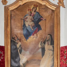 Zdjęcie nr 1: Obraz Matki Boskiej Różańcowej ze świętymi dominikańskimi w kształcie stojącego prostokąta, zamkniętego łukiem wklęsło-wypukłym z uskokami. Kompozycja dwustrefowa, w partii wyższej ukazana jest Matka Boska w pozycji siedzącej na obłokach, frontalnie, z Dzieciątkiem Jezus na prawym boku, lewą ręką podająca różaniec św. Katarzynie. Twarz o delikatnych rysach, oczy przymknięte, wzrok skierowany na św. Katarzynę; jasne i długie włosy. Maria ubrana jest w jasnoróżową suknię z długimi rękawami; błękitny płaszcz otulający całą postać oraz biały welon na głowie. Dzieciątko zwrócone jest trzy czwarte w lewo, ze skrzyżowanymi nogami, prawą ręką podaje różaniec św. Dominikowi, a lewą ma ugiętą w łokciu. Twarz pełna, zarumieniona, włosy jasne i kędzierzawe. Dzieciątko ubrane jest w białą pieluszkę, osłaniającą biodra. Matka Boska i Dzieciątko mają wokół głów koliste nimby, a na głowach zamknięte korony. W dolnej strefie, po lewej stronie obrazu klęczy św. Dominik, zwrócony w lewo, prawą ręką odbierający różaniec od Dzieciątka, a lewą ma złożoną na piersi. Twarz ukazana jest z lewego profilu o rysach twarzy starszego mężczyzny z siwą i krótką brodą, długim nosem, łysiną na głowie i śniadą cerą. Ubrany jest w płaszcz i habit dominikański. Poniżej widoczny jest niebieski glob ziemski oraz głowa psa z pochodnią w pysku. Po prawej stronie klęczy św. Katarzyna ze Sieny, zwrócona trzy czwarte w prawo, która prawą ręką odbiera różaniec od Marii, a lewą unosi ku górze. Twarz owalna z pełnymi ustami, krótkim nosem i dużymi oczami ze wzorkiem skierowanym na Matkę Boską. Ubrana jest w strój dominikański: habit, płaszcz i welon z podwiką. W oddali widoczny jest pejzaż górski i zabudowania. W górnej części kompozycji pochmurne niebo oraz uskrzydlone główki anielskie w narożach oraz jedna przy stopie Matki Boskiej. 
