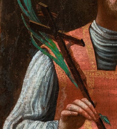 Zdjęcie nr 4: Obraz w kształcie stojącego prostokąta, zamkniętego łukiem nadwieszonym o delikatnie wklęsłych bokach, przedstawiający św. Walentego. W centrum ukazany święty w postawie stojącej, w półpostaci z głową skierowaną w lewo. W prawej dłoni trzyma krucyfiks i palmę męczeństwa, a lewą ugiętą w łokciu wyciąga przed siebie. Twarz okrągła z drobnymi ustami, długim nosem, wzrokiem skierowanym ku górze i silnie zarumienionymi policzkami; okolona krótką brodą i jasnobrązowymi, krótkimi włosami. Ubrany jest w silnie drapowaną albę, czerwony ornat ze złoconą pasmanterią i zieloną podszewką oraz manipularz na lewym przedramieniu. Włosy krótkie, kędzierzawe i jasne. Tło jednolite, czarne, rozświetlone wokół głowy świętego. Rama drewniana, profilowana i złocona w kształcie stojącego prostokąta, o ściętych dolnych narożach, bokach wklęsłych i zakończona łukiem wklęsło-wypukłym.

