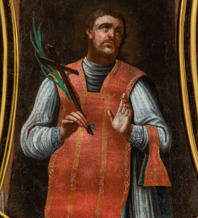 Zdjęcie nr 1: Obraz w kształcie stojącego prostokąta, zamkniętego łukiem nadwieszonym o delikatnie wklęsłych bokach, przedstawiający św. Walentego. W centrum ukazany święty w postawie stojącej, w półpostaci z głową skierowaną w lewo. W prawej dłoni trzyma krucyfiks i palmę męczeństwa, a lewą ugiętą w łokciu wyciąga przed siebie. Twarz okrągła z drobnymi ustami, długim nosem, wzrokiem skierowanym ku górze i silnie zarumienionymi policzkami; okolona krótką brodą i jasnobrązowymi, krótkimi włosami. Ubrany jest w silnie drapowaną albę, czerwony ornat ze złoconą pasmanterią i zieloną podszewką oraz manipularz na lewym przedramieniu. Włosy krótkie, kędzierzawe i jasne. Tło jednolite, czarne, rozświetlone wokół głowy świętego. Rama drewniana, profilowana i złocona w kształcie stojącego prostokąta, o ściętych dolnych narożach, bokach wklęsłych i zakończona łukiem wklęsło-wypukłym.

