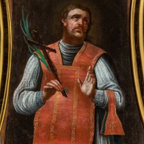 Zdjęcie nr 1: Obraz w kształcie stojącego prostokąta, zamkniętego łukiem nadwieszonym o delikatnie wklęsłych bokach, przedstawiający św. Walentego. W centrum ukazany święty w postawie stojącej, w półpostaci z głową skierowaną w lewo. W prawej dłoni trzyma krucyfiks i palmę męczeństwa, a lewą ugiętą w łokciu wyciąga przed siebie. Twarz okrągła z drobnymi ustami, długim nosem, wzrokiem skierowanym ku górze i silnie zarumienionymi policzkami; okolona krótką brodą i jasnobrązowymi, krótkimi włosami. Ubrany jest w silnie drapowaną albę, czerwony ornat ze złoconą pasmanterią i zieloną podszewką oraz manipularz na lewym przedramieniu. Włosy krótkie, kędzierzawe i jasne. Tło jednolite, czarne, rozświetlone wokół głowy świętego. Rama drewniana, profilowana i złocona w kształcie stojącego prostokąta, o ściętych dolnych narożach, bokach wklęsłych i zakończona łukiem wklęsło-wypukłym.

