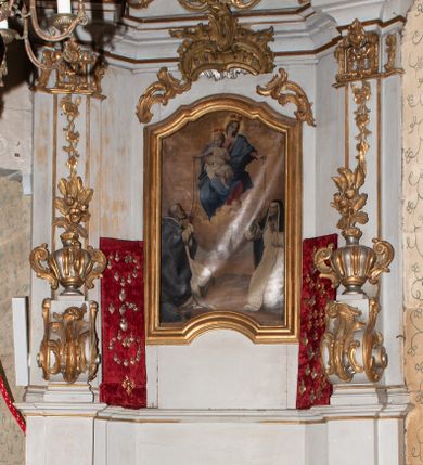 Zdjęcie nr 1: Ołtarz architektoniczny, jednokondygnacyjny, jednoosiowy ze zwieńczeniem. Ołtarz drewniany, sarkofagowy z drewnianą mensą. Retabulum ustawione na zdwojonym cokole o zryzalitowanych bokach. Kondygnacja ujęta jest  parą ustawionych ukośnie do wewnątrz, zdwojonych pilastrów z nałożoną w dolnej partii parą spływów wolutowych, wspierających przełamujący się ponad nimi, silnie wysunięty gzyms. Woluty spływów retabulum zdobione wydatnym rocaille'm oraz parą rokokowych wazonów z gałązkami różyczek. Pole środkowe retabulum w kształcie stojącego prostokąta ujętego dołem odcinkowym łukiem nadwieszonym, od góry zamknięte łukiem wklęsło-wypukłym z uskokami; w polu obraz Matki Boskiej Różańcowej ze św. Dominikiem i św. Katarzyną Sieneńską. Trzony pilastrów zdobione podwieszonymi gałązkami z różyczkami, a kapitele ornamentem rocaille'owym. Górną partię środkowego pola retabulum ozdabia ornament rocaille'owy. Zwieńczenie ujęte jest spływami wolutowymi o skośnie ustawionych dolnych partiach, zamknięte odcinkiem gzymsu w kształcie łuku wklęsło-wypukłego. Szczyt zwieńczenia w formie ażurowej, rocaille'owej konchy. Pole środkowe o wklęsłych bokach, ściętych dolnych narożach, zamknięte łukiem wklęsło-wypukłym, ujęte profilowaną złoconą ramą; w środku obraz św. Antoniego Padewskiego. Krawędzie spływów wolutowych zdobione parą gałązek palmowych. Struktura polichromowana na biało, cokół w kolorze jasnoszarym z żółtym profilowaniem; partie detalu architektonicznego i ornamentyki złocone i srebrzone.      
