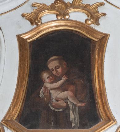 Zdjęcie nr 4: Ołtarz architektoniczny, jednokondygnacyjny, jednoosiowy ze zwieńczeniem. Ołtarz drewniany, sarkofagowy z drewnianą mensą. Retabulum ustawione na zdwojonym cokole o zryzalitowanych bokach. Kondygnacja ujęta jest  parą ustawionych ukośnie do wewnątrz, zdwojonych pilastrów z nałożoną w dolnej partii parą spływów wolutowych, wspierających przełamujący się ponad nimi, silnie wysunięty gzyms. Woluty spływów retabulum zdobione wydatnym rocaille'm oraz parą rokokowych wazonów z gałązkami różyczek. Pole środkowe retabulum w kształcie stojącego prostokąta ujętego dołem odcinkowym łukiem nadwieszonym, od góry zamknięte łukiem wklęsło-wypukłym z uskokami; w polu obraz Matki Boskiej Różańcowej ze św. Dominikiem i św. Katarzyną Sieneńską. Trzony pilastrów zdobione podwieszonymi gałązkami z różyczkami, a kapitele ornamentem rocaille'owym. Górną partię środkowego pola retabulum ozdabia ornament rocaille'owy. Zwieńczenie ujęte jest spływami wolutowymi o skośnie ustawionych dolnych partiach, zamknięte odcinkiem gzymsu w kształcie łuku wklęsło-wypukłego. Szczyt zwieńczenia w formie ażurowej, rocaille'owej konchy. Pole środkowe o wklęsłych bokach, ściętych dolnych narożach, zamknięte łukiem wklęsło-wypukłym, ujęte profilowaną złoconą ramą; w środku obraz św. Antoniego Padewskiego. Krawędzie spływów wolutowych zdobione parą gałązek palmowych. Struktura polichromowana na biało, cokół w kolorze jasnoszarym z żółtym profilowaniem; partie detalu architektonicznego i ornamentyki złocone i srebrzone.      