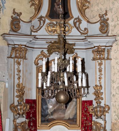 Zdjęcie nr 13: Ołtarz architektoniczny, jednokondygnacyjny, jednoosiowy ze zwieńczeniem. Ołtarz drewniany, sarkofagowy z drewnianą mensą. Retabulum ustawione na zdwojonym cokole o zryzalitowanych bokach. Kondygnacja ujęta jest  parą ustawionych ukośnie do wewnątrz, zdwojonych pilastrów z nałożoną w dolnej partii parą spływów wolutowych, wspierających przełamujący się ponad nimi, silnie wysunięty gzyms. Woluty spływów retabulum zdobione wydatnym rocaille'm oraz parą rokokowych wazonów z gałązkami różyczek. Pole środkowe retabulum w kształcie stojącego prostokąta ujętego dołem odcinkowym łukiem nadwieszonym, od góry zamknięte łukiem wklęsło-wypukłym z uskokami; w polu obraz Matki Boskiej Różańcowej ze św. Dominikiem i św. Katarzyną Sieneńską. Trzony pilastrów zdobione podwieszonymi gałązkami z różyczkami, a kapitele ornamentem rocaille'owym. Górną partię środkowego pola retabulum ozdabia ornament rocaille'owy. Zwieńczenie ujęte jest spływami wolutowymi o skośnie ustawionych dolnych partiach, zamknięte odcinkiem gzymsu w kształcie łuku wklęsło-wypukłego. Szczyt zwieńczenia w formie ażurowej, rocaille'owej konchy. Pole środkowe o wklęsłych bokach, ściętych dolnych narożach, zamknięte łukiem wklęsło-wypukłym, ujęte profilowaną złoconą ramą; w środku obraz św. Antoniego Padewskiego. Krawędzie spływów wolutowych zdobione parą gałązek palmowych. Struktura polichromowana na biało, cokół w kolorze jasnoszarym z żółtym profilowaniem; partie detalu architektonicznego i ornamentyki złocone i srebrzone.      