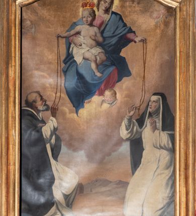 Zdjęcie nr 14: Ołtarz architektoniczny, jednokondygnacyjny, jednoosiowy ze zwieńczeniem. Ołtarz drewniany, sarkofagowy z drewnianą mensą. Retabulum ustawione na zdwojonym cokole o zryzalitowanych bokach. Kondygnacja ujęta jest  parą ustawionych ukośnie do wewnątrz, zdwojonych pilastrów z nałożoną w dolnej partii parą spływów wolutowych, wspierających przełamujący się ponad nimi, silnie wysunięty gzyms. Woluty spływów retabulum zdobione wydatnym rocaille&#039;m oraz parą rokokowych wazonów z gałązkami różyczek. Pole środkowe retabulum w kształcie stojącego prostokąta ujętego dołem odcinkowym łukiem nadwieszonym, od góry zamknięte łukiem wklęsło-wypukłym z uskokami; w polu obraz Matki Boskiej Różańcowej ze św. Dominikiem i św. Katarzyną Sieneńską. Trzony pilastrów zdobione podwieszonymi gałązkami z różyczkami, a kapitele ornamentem rocaille&#039;owym. Górną partię środkowego pola retabulum ozdabia ornament rocaille&#039;owy. Zwieńczenie ujęte jest spływami wolutowymi o skośnie ustawionych dolnych partiach, zamknięte odcinkiem gzymsu w kształcie łuku wklęsło-wypukłego. Szczyt zwieńczenia w formie ażurowej, rocaille&#039;owej konchy. Pole środkowe o wklęsłych bokach, ściętych dolnych narożach, zamknięte łukiem wklęsło-wypukłym, ujęte profilowaną złoconą ramą; w środku obraz św. Antoniego Padewskiego. Krawędzie spływów wolutowych zdobione parą gałązek palmowych. Struktura polichromowana na biało, cokół w kolorze jasnoszarym z żółtym profilowaniem; partie detalu architektonicznego i ornamentyki złocone i srebrzone.      