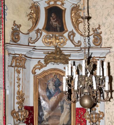 Zdjęcie nr 2: Ołtarz architektoniczny, jednokondygnacyjny, jednoosiowy ze zwieńczeniem. Ołtarz drewniany, sarkofagowy z drewnianą mensą. Retabulum ustawione na zdwojonym cokole o zryzalitowanych bokach. Kondygnacja ujęta jest  parą ustawionych ukośnie do wewnątrz, zdwojonych pilastrów z nałożoną w dolnej partii parą spływów wolutowych, wspierających przełamujący się ponad nimi, silnie wysunięty gzyms. Woluty spływów retabulum zdobione wydatnym rocaille'm oraz parą rokokowych wazonów z gałązkami różyczek. Pole środkowe retabulum w kształcie stojącego prostokąta ujętego dołem odcinkowym łukiem nadwieszonym, od góry zamknięte łukiem wklęsło-wypukłym z uskokami; w polu obraz Matki Boskiej Różańcowej ze św. Dominikiem i św. Katarzyną Sieneńską. Trzony pilastrów zdobione podwieszonymi gałązkami z różyczkami, a kapitele ornamentem rocaille'owym. Górną partię środkowego pola retabulum ozdabia ornament rocaille'owy. Zwieńczenie ujęte jest spływami wolutowymi o skośnie ustawionych dolnych partiach, zamknięte odcinkiem gzymsu w kształcie łuku wklęsło-wypukłego. Szczyt zwieńczenia w formie ażurowej, rocaille'owej konchy. Pole środkowe o wklęsłych bokach, ściętych dolnych narożach, zamknięte łukiem wklęsło-wypukłym, ujęte profilowaną złoconą ramą; w środku obraz św. Antoniego Padewskiego. Krawędzie spływów wolutowych zdobione parą gałązek palmowych. Struktura polichromowana na biało, cokół w kolorze jasnoszarym z żółtym profilowaniem; partie detalu architektonicznego i ornamentyki złocone i srebrzone.      