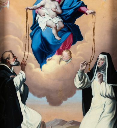 Zdjęcie nr 16: Ołtarz architektoniczny, jednokondygnacyjny, jednoosiowy ze zwieńczeniem. Ołtarz drewniany, sarkofagowy z drewnianą mensą. Retabulum ustawione na zdwojonym cokole o zryzalitowanych bokach. Kondygnacja ujęta jest  parą ustawionych ukośnie do wewnątrz, zdwojonych pilastrów z nałożoną w dolnej partii parą spływów wolutowych, wspierających przełamujący się ponad nimi, silnie wysunięty gzyms. Woluty spływów retabulum zdobione wydatnym rocaille&#039;m oraz parą rokokowych wazonów z gałązkami różyczek. Pole środkowe retabulum w kształcie stojącego prostokąta ujętego dołem odcinkowym łukiem nadwieszonym, od góry zamknięte łukiem wklęsło-wypukłym z uskokami; w polu obraz Matki Boskiej Różańcowej ze św. Dominikiem i św. Katarzyną Sieneńską. Trzony pilastrów zdobione podwieszonymi gałązkami z różyczkami, a kapitele ornamentem rocaille&#039;owym. Górną partię środkowego pola retabulum ozdabia ornament rocaille&#039;owy. Zwieńczenie ujęte jest spływami wolutowymi o skośnie ustawionych dolnych partiach, zamknięte odcinkiem gzymsu w kształcie łuku wklęsło-wypukłego. Szczyt zwieńczenia w formie ażurowej, rocaille&#039;owej konchy. Pole środkowe o wklęsłych bokach, ściętych dolnych narożach, zamknięte łukiem wklęsło-wypukłym, ujęte profilowaną złoconą ramą; w środku obraz św. Antoniego Padewskiego. Krawędzie spływów wolutowych zdobione parą gałązek palmowych. Struktura polichromowana na biało, cokół w kolorze jasnoszarym z żółtym profilowaniem; partie detalu architektonicznego i ornamentyki złocone i srebrzone.      