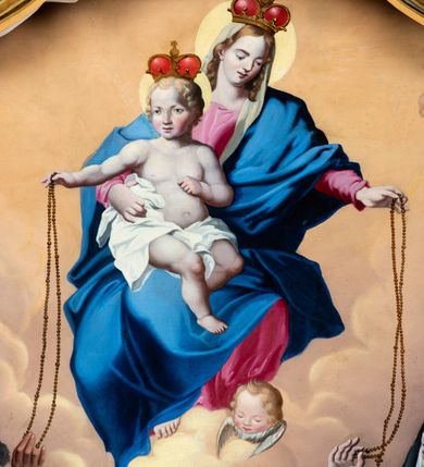 Zdjęcie nr 17: Ołtarz architektoniczny, jednokondygnacyjny, jednoosiowy ze zwieńczeniem. Ołtarz drewniany, sarkofagowy z drewnianą mensą. Retabulum ustawione na zdwojonym cokole o zryzalitowanych bokach. Kondygnacja ujęta jest  parą ustawionych ukośnie do wewnątrz, zdwojonych pilastrów z nałożoną w dolnej partii parą spływów wolutowych, wspierających przełamujący się ponad nimi, silnie wysunięty gzyms. Woluty spływów retabulum zdobione wydatnym rocaille'm oraz parą rokokowych wazonów z gałązkami różyczek. Pole środkowe retabulum w kształcie stojącego prostokąta ujętego dołem odcinkowym łukiem nadwieszonym, od góry zamknięte łukiem wklęsło-wypukłym z uskokami; w polu obraz Matki Boskiej Różańcowej ze św. Dominikiem i św. Katarzyną Sieneńską. Trzony pilastrów zdobione podwieszonymi gałązkami z różyczkami, a kapitele ornamentem rocaille'owym. Górną partię środkowego pola retabulum ozdabia ornament rocaille'owy. Zwieńczenie ujęte jest spływami wolutowymi o skośnie ustawionych dolnych partiach, zamknięte odcinkiem gzymsu w kształcie łuku wklęsło-wypukłego. Szczyt zwieńczenia w formie ażurowej, rocaille'owej konchy. Pole środkowe o wklęsłych bokach, ściętych dolnych narożach, zamknięte łukiem wklęsło-wypukłym, ujęte profilowaną złoconą ramą; w środku obraz św. Antoniego Padewskiego. Krawędzie spływów wolutowych zdobione parą gałązek palmowych. Struktura polichromowana na biało, cokół w kolorze jasnoszarym z żółtym profilowaniem; partie detalu architektonicznego i ornamentyki złocone i srebrzone.      