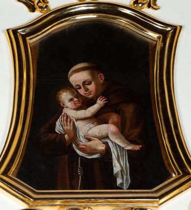 Zdjęcie nr 3: Ołtarz architektoniczny, jednokondygnacyjny, jednoosiowy ze zwieńczeniem. Ołtarz drewniany, sarkofagowy z drewnianą mensą. Retabulum ustawione na zdwojonym cokole o zryzalitowanych bokach. Kondygnacja ujęta jest  parą ustawionych ukośnie do wewnątrz, zdwojonych pilastrów z nałożoną w dolnej partii parą spływów wolutowych, wspierających przełamujący się ponad nimi, silnie wysunięty gzyms. Woluty spływów retabulum zdobione wydatnym rocaille'm oraz parą rokokowych wazonów z gałązkami różyczek. Pole środkowe retabulum w kształcie stojącego prostokąta ujętego dołem odcinkowym łukiem nadwieszonym, od góry zamknięte łukiem wklęsło-wypukłym z uskokami; w polu obraz Matki Boskiej Różańcowej ze św. Dominikiem i św. Katarzyną Sieneńską. Trzony pilastrów zdobione podwieszonymi gałązkami z różyczkami, a kapitele ornamentem rocaille'owym. Górną partię środkowego pola retabulum ozdabia ornament rocaille'owy. Zwieńczenie ujęte jest spływami wolutowymi o skośnie ustawionych dolnych partiach, zamknięte odcinkiem gzymsu w kształcie łuku wklęsło-wypukłego. Szczyt zwieńczenia w formie ażurowej, rocaille'owej konchy. Pole środkowe o wklęsłych bokach, ściętych dolnych narożach, zamknięte łukiem wklęsło-wypukłym, ujęte profilowaną złoconą ramą; w środku obraz św. Antoniego Padewskiego. Krawędzie spływów wolutowych zdobione parą gałązek palmowych. Struktura polichromowana na biało, cokół w kolorze jasnoszarym z żółtym profilowaniem; partie detalu architektonicznego i ornamentyki złocone i srebrzone.      