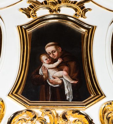 Zdjęcie nr 20: Ołtarz architektoniczny, jednokondygnacyjny, jednoosiowy ze zwieńczeniem. Ołtarz drewniany, sarkofagowy z drewnianą mensą. Retabulum ustawione na zdwojonym cokole o zryzalitowanych bokach. Kondygnacja ujęta jest  parą ustawionych ukośnie do wewnątrz, zdwojonych pilastrów z nałożoną w dolnej partii parą spływów wolutowych, wspierających przełamujący się ponad nimi, silnie wysunięty gzyms. Woluty spływów retabulum zdobione wydatnym rocaille'm oraz parą rokokowych wazonów z gałązkami różyczek. Pole środkowe retabulum w kształcie stojącego prostokąta ujętego dołem odcinkowym łukiem nadwieszonym, od góry zamknięte łukiem wklęsło-wypukłym z uskokami; w polu obraz Matki Boskiej Różańcowej ze św. Dominikiem i św. Katarzyną Sieneńską. Trzony pilastrów zdobione podwieszonymi gałązkami z różyczkami, a kapitele ornamentem rocaille'owym. Górną partię środkowego pola retabulum ozdabia ornament rocaille'owy. Zwieńczenie ujęte jest spływami wolutowymi o skośnie ustawionych dolnych partiach, zamknięte odcinkiem gzymsu w kształcie łuku wklęsło-wypukłego. Szczyt zwieńczenia w formie ażurowej, rocaille'owej konchy. Pole środkowe o wklęsłych bokach, ściętych dolnych narożach, zamknięte łukiem wklęsło-wypukłym, ujęte profilowaną złoconą ramą; w środku obraz św. Antoniego Padewskiego. Krawędzie spływów wolutowych zdobione parą gałązek palmowych. Struktura polichromowana na biało, cokół w kolorze jasnoszarym z żółtym profilowaniem; partie detalu architektonicznego i ornamentyki złocone i srebrzone.      