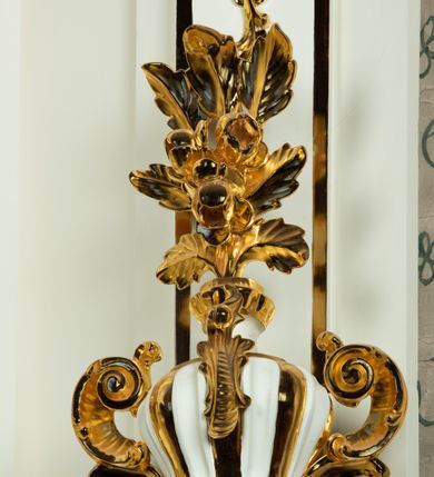 Zdjęcie nr 11: Ołtarz architektoniczny, jednokondygnacyjny, jednoosiowy ze zwieńczeniem. Ołtarz drewniany, sarkofagowy z drewnianą mensą. Retabulum ustawione na zdwojonym cokole o zryzalitowanych bokach. Kondygnacja ujęta jest  parą ustawionych ukośnie do wewnątrz, zdwojonych pilastrów z nałożoną w dolnej partii parą spływów wolutowych, wspierających przełamujący się ponad nimi, silnie wysunięty gzyms. Woluty spływów retabulum zdobione wydatnym rocaille'm oraz parą rokokowych wazonów z gałązkami różyczek. Pole środkowe retabulum w kształcie stojącego prostokąta ujętego dołem odcinkowym łukiem nadwieszonym, od góry zamknięte łukiem wklęsło-wypukłym z uskokami; w polu obraz Matki Boskiej Różańcowej ze św. Dominikiem i św. Katarzyną Sieneńską. Trzony pilastrów zdobione podwieszonymi gałązkami z różyczkami, a kapitele ornamentem rocaille'owym. Górną partię środkowego pola retabulum ozdabia ornament rocaille'owy. Zwieńczenie ujęte jest spływami wolutowymi o skośnie ustawionych dolnych partiach, zamknięte odcinkiem gzymsu w kształcie łuku wklęsło-wypukłego. Szczyt zwieńczenia w formie ażurowej, rocaille'owej konchy. Pole środkowe o wklęsłych bokach, ściętych dolnych narożach, zamknięte łukiem wklęsło-wypukłym, ujęte profilowaną złoconą ramą; w środku obraz św. Antoniego Padewskiego. Krawędzie spływów wolutowych zdobione parą gałązek palmowych. Struktura polichromowana na biało, cokół w kolorze jasnoszarym z żółtym profilowaniem; partie detalu architektonicznego i ornamentyki złocone i srebrzone.      