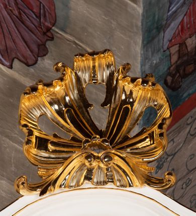 Zdjęcie nr 8: Ołtarz architektoniczny, jednokondygnacyjny, jednoosiowy ze zwieńczeniem. Ołtarz drewniany, sarkofagowy z drewnianą mensą. Retabulum ustawione na zdwojonym cokole o zryzalitowanych bokach. Kondygnacja ujęta jest  parą ustawionych ukośnie do wewnątrz, zdwojonych pilastrów z nałożoną w dolnej partii parą spływów wolutowych, wspierających przełamujący się ponad nimi, silnie wysunięty gzyms. Woluty spływów retabulum zdobione wydatnym rocaille'm oraz parą rokokowych wazonów z gałązkami różyczek. Pole środkowe retabulum w kształcie stojącego prostokąta ujętego dołem odcinkowym łukiem nadwieszonym, od góry zamknięte łukiem wklęsło-wypukłym z uskokami; w polu obraz Matki Boskiej Różańcowej ze św. Dominikiem i św. Katarzyną Sieneńską. Trzony pilastrów zdobione podwieszonymi gałązkami z różyczkami, a kapitele ornamentem rocaille'owym. Górną partię środkowego pola retabulum ozdabia ornament rocaille'owy. Zwieńczenie ujęte jest spływami wolutowymi o skośnie ustawionych dolnych partiach, zamknięte odcinkiem gzymsu w kształcie łuku wklęsło-wypukłego. Szczyt zwieńczenia w formie ażurowej, rocaille'owej konchy. Pole środkowe o wklęsłych bokach, ściętych dolnych narożach, zamknięte łukiem wklęsło-wypukłym, ujęte profilowaną złoconą ramą; w środku obraz św. Antoniego Padewskiego. Krawędzie spływów wolutowych zdobione parą gałązek palmowych. Struktura polichromowana na biało, cokół w kolorze jasnoszarym z żółtym profilowaniem; partie detalu architektonicznego i ornamentyki złocone i srebrzone.      