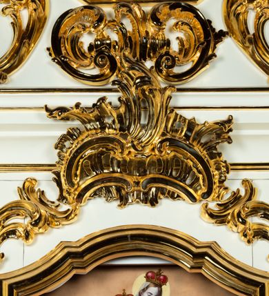 Zdjęcie nr 7: Ołtarz architektoniczny, jednokondygnacyjny, jednoosiowy ze zwieńczeniem. Ołtarz drewniany, sarkofagowy z drewnianą mensą. Retabulum ustawione na zdwojonym cokole o zryzalitowanych bokach. Kondygnacja ujęta jest  parą ustawionych ukośnie do wewnątrz, zdwojonych pilastrów z nałożoną w dolnej partii parą spływów wolutowych, wspierających przełamujący się ponad nimi, silnie wysunięty gzyms. Woluty spływów retabulum zdobione wydatnym rocaille'm oraz parą rokokowych wazonów z gałązkami różyczek. Pole środkowe retabulum w kształcie stojącego prostokąta ujętego dołem odcinkowym łukiem nadwieszonym, od góry zamknięte łukiem wklęsło-wypukłym z uskokami; w polu obraz Matki Boskiej Różańcowej ze św. Dominikiem i św. Katarzyną Sieneńską. Trzony pilastrów zdobione podwieszonymi gałązkami z różyczkami, a kapitele ornamentem rocaille'owym. Górną partię środkowego pola retabulum ozdabia ornament rocaille'owy. Zwieńczenie ujęte jest spływami wolutowymi o skośnie ustawionych dolnych partiach, zamknięte odcinkiem gzymsu w kształcie łuku wklęsło-wypukłego. Szczyt zwieńczenia w formie ażurowej, rocaille'owej konchy. Pole środkowe o wklęsłych bokach, ściętych dolnych narożach, zamknięte łukiem wklęsło-wypukłym, ujęte profilowaną złoconą ramą; w środku obraz św. Antoniego Padewskiego. Krawędzie spływów wolutowych zdobione parą gałązek palmowych. Struktura polichromowana na biało, cokół w kolorze jasnoszarym z żółtym profilowaniem; partie detalu architektonicznego i ornamentyki złocone i srebrzone.      