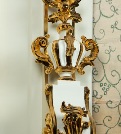 Zdjęcie nr 6: Ołtarz architektoniczny, jednokondygnacyjny, jednoosiowy ze zwieńczeniem. Ołtarz drewniany, sarkofagowy z drewnianą mensą. Retabulum ustawione na zdwojonym cokole o zryzalitowanych bokach. Kondygnacja ujęta jest  parą ustawionych ukośnie do wewnątrz, zdwojonych pilastrów z nałożoną w dolnej partii parą spływów wolutowych, wspierających przełamujący się ponad nimi, silnie wysunięty gzyms. Woluty spływów retabulum zdobione wydatnym rocaille&#039;m oraz parą rokokowych wazonów z gałązkami różyczek. Pole środkowe retabulum w kształcie stojącego prostokąta ujętego dołem odcinkowym łukiem nadwieszonym, od góry zamknięte łukiem wklęsło-wypukłym z uskokami; w polu obraz Matki Boskiej Różańcowej ze św. Dominikiem i św. Katarzyną Sieneńską. Trzony pilastrów zdobione podwieszonymi gałązkami z różyczkami, a kapitele ornamentem rocaille&#039;owym. Górną partię środkowego pola retabulum ozdabia ornament rocaille&#039;owy. Zwieńczenie ujęte jest spływami wolutowymi o skośnie ustawionych dolnych partiach, zamknięte odcinkiem gzymsu w kształcie łuku wklęsło-wypukłego. Szczyt zwieńczenia w formie ażurowej, rocaille&#039;owej konchy. Pole środkowe o wklęsłych bokach, ściętych dolnych narożach, zamknięte łukiem wklęsło-wypukłym, ujęte profilowaną złoconą ramą; w środku obraz św. Antoniego Padewskiego. Krawędzie spływów wolutowych zdobione parą gałązek palmowych. Struktura polichromowana na biało, cokół w kolorze jasnoszarym z żółtym profilowaniem; partie detalu architektonicznego i ornamentyki złocone i srebrzone.      