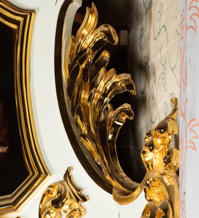 Zdjęcie nr 10: Ołtarz architektoniczny, jednokondygnacyjny, jednoosiowy ze zwieńczeniem. Ołtarz drewniany, sarkofagowy z drewnianą mensą. Retabulum ustawione na zdwojonym cokole o zryzalitowanych bokach. Kondygnacja ujęta jest  parą ustawionych ukośnie do wewnątrz, zdwojonych pilastrów z nałożoną w dolnej partii parą spływów wolutowych, wspierających przełamujący się ponad nimi, silnie wysunięty gzyms. Woluty spływów retabulum zdobione wydatnym rocaille'm oraz parą rokokowych wazonów z gałązkami różyczek. Pole środkowe retabulum w kształcie stojącego prostokąta ujętego dołem odcinkowym łukiem nadwieszonym, od góry zamknięte łukiem wklęsło-wypukłym z uskokami; w polu obraz Matki Boskiej Różańcowej ze św. Dominikiem i św. Katarzyną Sieneńską. Trzony pilastrów zdobione podwieszonymi gałązkami z różyczkami, a kapitele ornamentem rocaille'owym. Górną partię środkowego pola retabulum ozdabia ornament rocaille'owy. Zwieńczenie ujęte jest spływami wolutowymi o skośnie ustawionych dolnych partiach, zamknięte odcinkiem gzymsu w kształcie łuku wklęsło-wypukłego. Szczyt zwieńczenia w formie ażurowej, rocaille'owej konchy. Pole środkowe o wklęsłych bokach, ściętych dolnych narożach, zamknięte łukiem wklęsło-wypukłym, ujęte profilowaną złoconą ramą; w środku obraz św. Antoniego Padewskiego. Krawędzie spływów wolutowych zdobione parą gałązek palmowych. Struktura polichromowana na biało, cokół w kolorze jasnoszarym z żółtym profilowaniem; partie detalu architektonicznego i ornamentyki złocone i srebrzone.      