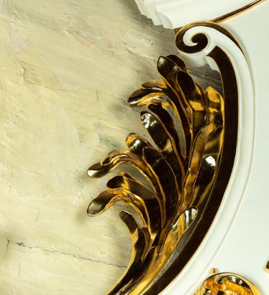 Zdjęcie nr 12: Ołtarz architektoniczny, jednokondygnacyjny, jednoosiowy ze zwieńczeniem. Ołtarz drewniany, sarkofagowy z drewnianą mensą. Retabulum ustawione na zdwojonym cokole o zryzalitowanych bokach. Kondygnacja ujęta jest  parą ustawionych ukośnie do wewnątrz, zdwojonych pilastrów z nałożoną w dolnej partii parą spływów wolutowych, wspierających przełamujący się ponad nimi, silnie wysunięty gzyms. Woluty spływów retabulum zdobione wydatnym rocaille'm oraz parą rokokowych wazonów z gałązkami różyczek. Pole środkowe retabulum w kształcie stojącego prostokąta ujętego dołem odcinkowym łukiem nadwieszonym, od góry zamknięte łukiem wklęsło-wypukłym z uskokami; w polu obraz Matki Boskiej Różańcowej ze św. Dominikiem i św. Katarzyną Sieneńską. Trzony pilastrów zdobione podwieszonymi gałązkami z różyczkami, a kapitele ornamentem rocaille'owym. Górną partię środkowego pola retabulum ozdabia ornament rocaille'owy. Zwieńczenie ujęte jest spływami wolutowymi o skośnie ustawionych dolnych partiach, zamknięte odcinkiem gzymsu w kształcie łuku wklęsło-wypukłego. Szczyt zwieńczenia w formie ażurowej, rocaille'owej konchy. Pole środkowe o wklęsłych bokach, ściętych dolnych narożach, zamknięte łukiem wklęsło-wypukłym, ujęte profilowaną złoconą ramą; w środku obraz św. Antoniego Padewskiego. Krawędzie spływów wolutowych zdobione parą gałązek palmowych. Struktura polichromowana na biało, cokół w kolorze jasnoszarym z żółtym profilowaniem; partie detalu architektonicznego i ornamentyki złocone i srebrzone.      