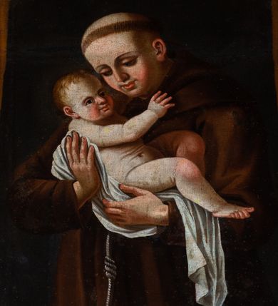 Zdjęcie nr 1: Obraz w kształcie stojącego prostokąta, zamkniętego łukiem nadwieszonym o delikatnie wklęsłych bokach przedstawiający św. Antoniego Padewskiego z Dzieciątkiem. W centrum ukazany święty w postawie stojącej, w półpostaci, zwrócony trzy czwarte w prawo z Dzieciątkiem Jezus na rękach. Twarz okrągła z wyraźnie zaznaczonym podbródkiem, drobnymi ustami, długim nosem i silnie zarumienionymi policzkami. Ubrany jest w habit franciszkański, przewiązany sznurem, a na głowie ma tonsurę. Dzieciątko zwrócone jest trzy czwarte w lewo, odchylone do tyłu z rączkami sięgającymi w stronę świętego, ułożone na białej pieluszce spływającej jednym końcem w dół. Twarz o delikatnych, dziecięcych rysach o zarumienionych policzkach, dłoniach, kolanach i stopach. Włosy krótkie, kędzierzawe i jasne. Tło jednolite, czarne. Rama drewniana, profilowana i złocona w kształcie stojącego prostokąta, o ściętych dolnych narożach, bokach wklęsłych i zakończona łukiem wklęsło-wypukłym.


