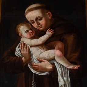 Zdjęcie nr 1: Obraz w kształcie stojącego prostokąta, zamkniętego łukiem nadwieszonym o delikatnie wklęsłych bokach przedstawiający św. Antoniego Padewskiego z Dzieciątkiem. W centrum ukazany święty w postawie stojącej, w półpostaci, zwrócony trzy czwarte w prawo z Dzieciątkiem Jezus na rękach. Twarz okrągła z wyraźnie zaznaczonym podbródkiem, drobnymi ustami, długim nosem i silnie zarumienionymi policzkami. Ubrany jest w habit franciszkański, przewiązany sznurem, a na głowie ma tonsurę. Dzieciątko zwrócone jest trzy czwarte w lewo, odchylone do tyłu z rączkami sięgającymi w stronę świętego, ułożone na białej pieluszce spływającej jednym końcem w dół. Twarz o delikatnych, dziecięcych rysach o zarumienionych policzkach, dłoniach, kolanach i stopach. Włosy krótkie, kędzierzawe i jasne. Tło jednolite, czarne. Rama drewniana, profilowana i złocona w kształcie stojącego prostokąta, o ściętych dolnych narożach, bokach wklęsłych i zakończona łukiem wklęsło-wypukłym.


