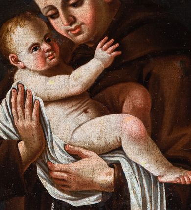 Zdjęcie nr 4: Obraz w kształcie stojącego prostokąta, zamkniętego łukiem nadwieszonym o delikatnie wklęsłych bokach przedstawiający św. Antoniego Padewskiego z Dzieciątkiem. W centrum ukazany święty w postawie stojącej, w półpostaci, zwrócony trzy czwarte w prawo z Dzieciątkiem Jezus na rękach. Twarz okrągła z wyraźnie zaznaczonym podbródkiem, drobnymi ustami, długim nosem i silnie zarumienionymi policzkami. Ubrany jest w habit franciszkański, przewiązany sznurem, a na głowie ma tonsurę. Dzieciątko zwrócone jest trzy czwarte w lewo, odchylone do tyłu z rączkami sięgającymi w stronę świętego, ułożone na białej pieluszce spływającej jednym końcem w dół. Twarz o delikatnych, dziecięcych rysach o zarumienionych policzkach, dłoniach, kolanach i stopach. Włosy krótkie, kędzierzawe i jasne. Tło jednolite, czarne. Rama drewniana, profilowana i złocona w kształcie stojącego prostokąta, o ściętych dolnych narożach, bokach wklęsłych i zakończona łukiem wklęsło-wypukłym.


