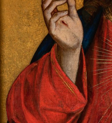 Zdjęcie nr 22: Ołtarz architektoniczny, jednokondygnacyjny, jednoosiowy ze zwieńczeniem. Mensa drewniana, sarkofagowa, ustawiona na parze nóżek w kształcie kul ujętych w górnej partii liśćmi laurowymi z kamiennym portatylem. Na ściance przedniej ozdobiona jest parą płycin w kształcie leżących prostokątów o wklęsłych bokach wewnętrznych; pomiędzy nimi płycina w kształcie koła ze złoconym napisem na niebieskim tle „ALTARE PRIVIL(EGIATUM)”. Retabulum ustawione jest na zdwojonym cokole o zryzalitowanych bokach. Nastawa ujęta parą zdwojonych pilastrów z kapitelami jońskimi, wspierających przełamujące się ponad nimi belkowanie. Pole środkowe retabulum w kształcie stojącego prostokąta, ujęte profilowaną i złoconą ramą z motywem wąskiej szarfy oplatającej cieniutki wałek; w polu obraz Najświętszego Serca Jezusa. Retabulum flankowane jest po bokach parą ażurowych uszaków w formie stylizowanej wici roślinnej z kwiatami. Górną partię trzonów pilastrów zdobi para festonów z liści laurowych, trzony dekorowane są grawerowanymi zwisami w formie gałązek z kwiatami i owocami. W dolnej i górnej partii pola środkowego retabulum ornamentyka rocaille’owa. Gzyms retabulum ozdabia jońska kostka. Zwieńczenie o wklęsłych bokach, ujęte parą wygiętych pilastrów na niewysokich cokołach, podtrzymujących wyłamujące się ponad nimi belkowanie. W polu głównym znajduje się promienista gloria z monogramem maryjnym pośrodku, otoczonym wieńcem z obłoków. Krawędzie boków zdobione są liściastymi gałązkami. Na gzymsie retabulum, po bokach ustawiona jest para aniołków. Struktura ołtarza polichromowana jest w odcieniach szarości, część dolna w kolorze ciemnoszarym, a górna w jasnoszarym; pola płycin antepedium malowane w odcieniach błękitów. Partie detalu architektonicznego i ornamentyka złocone i srebrzone. 
