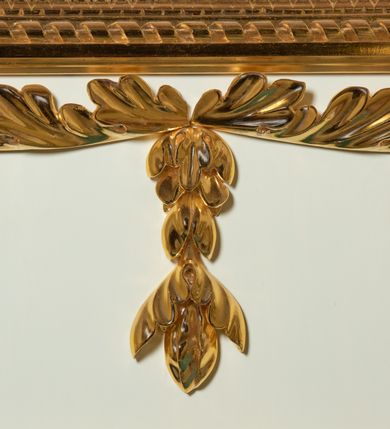 Zdjęcie nr 4: Ołtarz architektoniczny, jednokondygnacyjny, jednoosiowy ze zwieńczeniem. Mensa drewniana, sarkofagowa, ustawiona na parze nóżek w kształcie kul ujętych w górnej partii liśćmi laurowymi z kamiennym portatylem. Na ściance przedniej ozdobiona jest parą płycin w kształcie leżących prostokątów o wklęsłych bokach wewnętrznych; pomiędzy nimi płycina w kształcie koła ze złoconym napisem na niebieskim tle „ALTARE PRIVIL(EGIATUM)”. Retabulum ustawione jest na zdwojonym cokole o zryzalitowanych bokach. Nastawa ujęta parą zdwojonych pilastrów z kapitelami jońskimi, wspierających przełamujące się ponad nimi belkowanie. Pole środkowe retabulum w kształcie stojącego prostokąta, ujęte profilowaną i złoconą ramą z motywem wąskiej szarfy oplatającej cieniutki wałek; w polu obraz Najświętszego Serca Jezusa. Retabulum flankowane jest po bokach parą ażurowych uszaków w formie stylizowanej wici roślinnej z kwiatami. Górną partię trzonów pilastrów zdobi para festonów z liści laurowych, trzony dekorowane są grawerowanymi zwisami w formie gałązek z kwiatami i owocami. W dolnej i górnej partii pola środkowego retabulum ornamentyka rocaille’owa. Gzyms retabulum ozdabia jońska kostka. Zwieńczenie o wklęsłych bokach, ujęte parą wygiętych pilastrów na niewysokich cokołach, podtrzymujących wyłamujące się ponad nimi belkowanie. W polu głównym znajduje się promienista gloria z monogramem maryjnym pośrodku, otoczonym wieńcem z obłoków. Krawędzie boków zdobione są liściastymi gałązkami. Na gzymsie retabulum, po bokach ustawiona jest para aniołków. Struktura ołtarza polichromowana jest w odcieniach szarości, część dolna w kolorze ciemnoszarym, a górna w jasnoszarym; pola płycin antepedium malowane w odcieniach błękitów. Partie detalu architektonicznego i ornamentyka złocone i srebrzone. 
