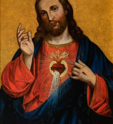 Zdjęcie nr 18: Ołtarz architektoniczny, jednokondygnacyjny, jednoosiowy ze zwieńczeniem. Mensa drewniana, sarkofagowa, ustawiona na parze nóżek w kształcie kul ujętych w górnej partii liśćmi laurowymi z kamiennym portatylem. Na ściance przedniej ozdobiona jest parą płycin w kształcie leżących prostokątów o wklęsłych bokach wewnętrznych; pomiędzy nimi płycina w kształcie koła ze złoconym napisem na niebieskim tle „ALTARE PRIVIL(EGIATUM)”. Retabulum ustawione jest na zdwojonym cokole o zryzalitowanych bokach. Nastawa ujęta parą zdwojonych pilastrów z kapitelami jońskimi, wspierających przełamujące się ponad nimi belkowanie. Pole środkowe retabulum w kształcie stojącego prostokąta, ujęte profilowaną i złoconą ramą z motywem wąskiej szarfy oplatającej cieniutki wałek; w polu obraz Najświętszego Serca Jezusa. Retabulum flankowane jest po bokach parą ażurowych uszaków w formie stylizowanej wici roślinnej z kwiatami. Górną partię trzonów pilastrów zdobi para festonów z liści laurowych, trzony dekorowane są grawerowanymi zwisami w formie gałązek z kwiatami i owocami. W dolnej i górnej partii pola środkowego retabulum ornamentyka rocaille’owa. Gzyms retabulum ozdabia jońska kostka. Zwieńczenie o wklęsłych bokach, ujęte parą wygiętych pilastrów na niewysokich cokołach, podtrzymujących wyłamujące się ponad nimi belkowanie. W polu głównym znajduje się promienista gloria z monogramem maryjnym pośrodku, otoczonym wieńcem z obłoków. Krawędzie boków zdobione są liściastymi gałązkami. Na gzymsie retabulum, po bokach ustawiona jest para aniołków. Struktura ołtarza polichromowana jest w odcieniach szarości, część dolna w kolorze ciemnoszarym, a górna w jasnoszarym; pola płycin antepedium malowane w odcieniach błękitów. Partie detalu architektonicznego i ornamentyka złocone i srebrzone. 
