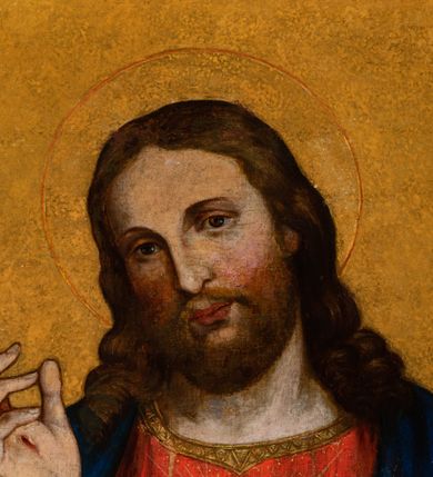 Zdjęcie nr 21: Ołtarz architektoniczny, jednokondygnacyjny, jednoosiowy ze zwieńczeniem. Mensa drewniana, sarkofagowa, ustawiona na parze nóżek w kształcie kul ujętych w górnej partii liśćmi laurowymi z kamiennym portatylem. Na ściance przedniej ozdobiona jest parą płycin w kształcie leżących prostokątów o wklęsłych bokach wewnętrznych; pomiędzy nimi płycina w kształcie koła ze złoconym napisem na niebieskim tle „ALTARE PRIVIL(EGIATUM)”. Retabulum ustawione jest na zdwojonym cokole o zryzalitowanych bokach. Nastawa ujęta parą zdwojonych pilastrów z kapitelami jońskimi, wspierających przełamujące się ponad nimi belkowanie. Pole środkowe retabulum w kształcie stojącego prostokąta, ujęte profilowaną i złoconą ramą z motywem wąskiej szarfy oplatającej cieniutki wałek; w polu obraz Najświętszego Serca Jezusa. Retabulum flankowane jest po bokach parą ażurowych uszaków w formie stylizowanej wici roślinnej z kwiatami. Górną partię trzonów pilastrów zdobi para festonów z liści laurowych, trzony dekorowane są grawerowanymi zwisami w formie gałązek z kwiatami i owocami. W dolnej i górnej partii pola środkowego retabulum ornamentyka rocaille’owa. Gzyms retabulum ozdabia jońska kostka. Zwieńczenie o wklęsłych bokach, ujęte parą wygiętych pilastrów na niewysokich cokołach, podtrzymujących wyłamujące się ponad nimi belkowanie. W polu głównym znajduje się promienista gloria z monogramem maryjnym pośrodku, otoczonym wieńcem z obłoków. Krawędzie boków zdobione są liściastymi gałązkami. Na gzymsie retabulum, po bokach ustawiona jest para aniołków. Struktura ołtarza polichromowana jest w odcieniach szarości, część dolna w kolorze ciemnoszarym, a górna w jasnoszarym; pola płycin antepedium malowane w odcieniach błękitów. Partie detalu architektonicznego i ornamentyka złocone i srebrzone. 
