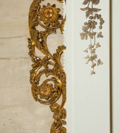 Zdjęcie nr 3: Ołtarz architektoniczny, jednokondygnacyjny, jednoosiowy ze zwieńczeniem. Mensa drewniana, sarkofagowa, ustawiona na parze nóżek w kształcie kul ujętych w górnej partii liśćmi laurowymi z kamiennym portatylem. Na ściance przedniej ozdobiona jest parą płycin w kształcie leżących prostokątów o wklęsłych bokach wewnętrznych; pomiędzy nimi płycina w kształcie koła ze złoconym napisem na niebieskim tle „ALTARE PRIVIL(EGIATUM)”. Retabulum ustawione jest na zdwojonym cokole o zryzalitowanych bokach. Nastawa ujęta parą zdwojonych pilastrów z kapitelami jońskimi, wspierających przełamujące się ponad nimi belkowanie. Pole środkowe retabulum w kształcie stojącego prostokąta, ujęte profilowaną i złoconą ramą z motywem wąskiej szarfy oplatającej cieniutki wałek; w polu obraz Najświętszego Serca Jezusa. Retabulum flankowane jest po bokach parą ażurowych uszaków w formie stylizowanej wici roślinnej z kwiatami. Górną partię trzonów pilastrów zdobi para festonów z liści laurowych, trzony dekorowane są grawerowanymi zwisami w formie gałązek z kwiatami i owocami. W dolnej i górnej partii pola środkowego retabulum ornamentyka rocaille’owa. Gzyms retabulum ozdabia jońska kostka. Zwieńczenie o wklęsłych bokach, ujęte parą wygiętych pilastrów na niewysokich cokołach, podtrzymujących wyłamujące się ponad nimi belkowanie. W polu głównym znajduje się promienista gloria z monogramem maryjnym pośrodku, otoczonym wieńcem z obłoków. Krawędzie boków zdobione są liściastymi gałązkami. Na gzymsie retabulum, po bokach ustawiona jest para aniołków. Struktura ołtarza polichromowana jest w odcieniach szarości, część dolna w kolorze ciemnoszarym, a górna w jasnoszarym; pola płycin antepedium malowane w odcieniach błękitów. Partie detalu architektonicznego i ornamentyka złocone i srebrzone. 
