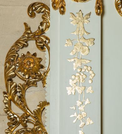 Zdjęcie nr 11: Ołtarz architektoniczny, jednokondygnacyjny, jednoosiowy ze zwieńczeniem. Mensa drewniana, sarkofagowa, ustawiona na parze nóżek w kształcie kul ujętych w górnej partii liśćmi laurowymi z kamiennym portatylem. Na ściance przedniej ozdobiona jest parą płycin w kształcie leżących prostokątów o wklęsłych bokach wewnętrznych; pomiędzy nimi płycina w kształcie koła ze złoconym napisem na niebieskim tle „ALTARE PRIVIL(EGIATUM)”. Retabulum ustawione jest na zdwojonym cokole o zryzalitowanych bokach. Nastawa ujęta parą zdwojonych pilastrów z kapitelami jońskimi, wspierających przełamujące się ponad nimi belkowanie. Pole środkowe retabulum w kształcie stojącego prostokąta, ujęte profilowaną i złoconą ramą z motywem wąskiej szarfy oplatającej cieniutki wałek; w polu obraz Najświętszego Serca Jezusa. Retabulum flankowane jest po bokach parą ażurowych uszaków w formie stylizowanej wici roślinnej z kwiatami. Górną partię trzonów pilastrów zdobi para festonów z liści laurowych, trzony dekorowane są grawerowanymi zwisami w formie gałązek z kwiatami i owocami. W dolnej i górnej partii pola środkowego retabulum ornamentyka rocaille’owa. Gzyms retabulum ozdabia jońska kostka. Zwieńczenie o wklęsłych bokach, ujęte parą wygiętych pilastrów na niewysokich cokołach, podtrzymujących wyłamujące się ponad nimi belkowanie. W polu głównym znajduje się promienista gloria z monogramem maryjnym pośrodku, otoczonym wieńcem z obłoków. Krawędzie boków zdobione są liściastymi gałązkami. Na gzymsie retabulum, po bokach ustawiona jest para aniołków. Struktura ołtarza polichromowana jest w odcieniach szarości, część dolna w kolorze ciemnoszarym, a górna w jasnoszarym; pola płycin antepedium malowane w odcieniach błękitów. Partie detalu architektonicznego i ornamentyka złocone i srebrzone. 
