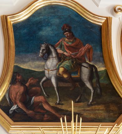 Zdjęcie nr 6: Nastawa ołtarzowa architektoniczna, trójosiowa, jednokondygnacyjna ze zwieńczeniem i bramkami. Ołtarz drewniany, prostopadłościenny; antepedium haftowane. Tabernakulum metalowe, fakturowane, w formie zbliżonej do prostopadłościennej skrzynki, ustawione na niskim cokole, o wypukłej ściance frontowej, flankowane parą kolumn o kompozytowych kapitelach. Drzwiczki w kształcie stojącego prostokąta, zamkniętego łukiem nadwieszonym; w polu kielich z hostią, a po bokach winna winorośl i kłosy zbóż. Powyżej jest tron wystawienia o fantazyjnym kształcie, ujęty po bokach wolutami, na których usadzone są dwa putta. W polu maska lunarna, otoczona promienistą glorią, a w zwieńczeniu muszla palmetowa. Nastawa ustawiona jest na wysokim, zdwojonym cokole, flankowana dwiema parami zdwojonych pilastrów, ustawionych ukośnie. Bramki w kształcie stojących prostokątów, zamkniętych półkoliście, w profilowanej obudowie zwieńczonej wolutowo. Drzwiczki dekorowane są malowanym bukietem kwiatów w wazonie. Kondygnacja o delikatnie wklęsłym przebiegu, ujęta dwiema parami zdwojonych, kanelowanych pilastrów, z których wewnętrzne ustawione są pod kątem. Podpory dźwigają pełne belkowanie, wyłamane nad osiami. Na linii wewnętrznych podpór ustawione są dwa cokoły, na których osadzono dwie główki aniołków, a na linii skrajnych podpór wolutowe przyczółki; z kolei pomiędzy nimi znajdują się fantazyjne woluty. W polu środkowym w ramie o kształcie stojącego prostokąta, zamkniętego łukiem wklęsło-wypukłym z uskokami umieszczony jest obraz Wniebowzięcia Najświętszej Marii Panny, a na zasuwie obraz św. Marcina oraz płótno przedstawiające Chrystusa Ukrzyżowanego. W osiach bocznych obrazy: po lewej św. Szczepan, a po prawej św. Wawrzyniec. Przed skrajnymi podporami ustawione są figury: po lewej św. Piotra, a po prawej św. Pawła. Nad polem głównym zawieszona jest gołębica Ducha Świętego na tle srebrzonych obłoków i promienistej glorii. Zwieńczenie w formie zbliżonej do leżącego prostokąta ujętego spływami wolutowymi, zamknięte profilowanym gzymsem i rocaille’ami. W polu obraz św. Marcina. Struktura polichromowana w kolorze jasnobeżowym, ornamentyka złocona, detale srebrzone.



