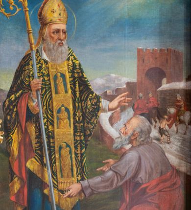 Zdjęcie nr 3: Nastawa ołtarzowa architektoniczna, trójosiowa, jednokondygnacyjna ze zwieńczeniem i bramkami. Ołtarz drewniany, prostopadłościenny; antepedium haftowane. Tabernakulum metalowe, fakturowane, w formie zbliżonej do prostopadłościennej skrzynki, ustawione na niskim cokole, o wypukłej ściance frontowej, flankowane parą kolumn o kompozytowych kapitelach. Drzwiczki w kształcie stojącego prostokąta, zamkniętego łukiem nadwieszonym; w polu kielich z hostią, a po bokach winna winorośl i kłosy zbóż. Powyżej jest tron wystawienia o fantazyjnym kształcie, ujęty po bokach wolutami, na których usadzone są dwa putta. W polu maska lunarna, otoczona promienistą glorią, a w zwieńczeniu muszla palmetowa. Nastawa ustawiona jest na wysokim, zdwojonym cokole, flankowana dwiema parami zdwojonych pilastrów, ustawionych ukośnie. Bramki w kształcie stojących prostokątów, zamkniętych półkoliście, w profilowanej obudowie zwieńczonej wolutowo. Drzwiczki dekorowane są malowanym bukietem kwiatów w wazonie. Kondygnacja o delikatnie wklęsłym przebiegu, ujęta dwiema parami zdwojonych, kanelowanych pilastrów, z których wewnętrzne ustawione są pod kątem. Podpory dźwigają pełne belkowanie, wyłamane nad osiami. Na linii wewnętrznych podpór ustawione są dwa cokoły, na których osadzono dwie główki aniołków, a na linii skrajnych podpór wolutowe przyczółki; z kolei pomiędzy nimi znajdują się fantazyjne woluty. W polu środkowym w ramie o kształcie stojącego prostokąta, zamkniętego łukiem wklęsło-wypukłym z uskokami umieszczony jest obraz Wniebowzięcia Najświętszej Marii Panny, a na zasuwie obraz św. Marcina oraz płótno przedstawiające Chrystusa Ukrzyżowanego. W osiach bocznych obrazy: po lewej św. Szczepan, a po prawej św. Wawrzyniec. Przed skrajnymi podporami ustawione są figury: po lewej św. Piotra, a po prawej św. Pawła. Nad polem głównym zawieszona jest gołębica Ducha Świętego na tle srebrzonych obłoków i promienistej glorii. Zwieńczenie w formie zbliżonej do leżącego prostokąta ujętego spływami wolutowymi, zamknięte profilowanym gzymsem i rocaille’ami. W polu obraz św. Marcina. Struktura polichromowana w kolorze jasnobeżowym, ornamentyka złocona, detale srebrzone.




