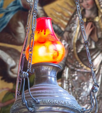 Zdjęcie nr 25: Nastawa ołtarzowa architektoniczna, trójosiowa, jednokondygnacyjna ze zwieńczeniem i bramkami. Ołtarz drewniany, prostopadłościenny; antepedium haftowane. Tabernakulum metalowe, fakturowane, w formie zbliżonej do prostopadłościennej skrzynki, ustawione na niskim cokole, o wypukłej ściance frontowej, flankowane parą kolumn o kompozytowych kapitelach. Drzwiczki w kształcie stojącego prostokąta, zamkniętego łukiem nadwieszonym; w polu kielich z hostią, a po bokach winna winorośl i kłosy zbóż. Powyżej jest tron wystawienia o fantazyjnym kształcie, ujęty po bokach wolutami, na których usadzone są dwa putta. W polu maska lunarna, otoczona promienistą glorią, a w zwieńczeniu muszla palmetowa. Nastawa ustawiona jest na wysokim, zdwojonym cokole, flankowana dwiema parami zdwojonych pilastrów, ustawionych ukośnie. Bramki w kształcie stojących prostokątów, zamkniętych półkoliście, w profilowanej obudowie zwieńczonej wolutowo. Drzwiczki dekorowane są malowanym bukietem kwiatów w wazonie. Kondygnacja o delikatnie wklęsłym przebiegu, ujęta dwiema parami zdwojonych, kanelowanych pilastrów, z których wewnętrzne ustawione są pod kątem. Podpory dźwigają pełne belkowanie, wyłamane nad osiami. Na linii wewnętrznych podpór ustawione są dwa cokoły, na których osadzono dwie główki aniołków, a na linii skrajnych podpór wolutowe przyczółki; z kolei pomiędzy nimi znajdują się fantazyjne woluty. W polu środkowym w ramie o kształcie stojącego prostokąta, zamkniętego łukiem wklęsło-wypukłym z uskokami umieszczony jest obraz Wniebowzięcia Najświętszej Marii Panny, a na zasuwie obraz św. Marcina oraz płótno przedstawiające Chrystusa Ukrzyżowanego. W osiach bocznych obrazy: po lewej św. Szczepan, a po prawej św. Wawrzyniec. Przed skrajnymi podporami ustawione są figury: po lewej św. Piotra, a po prawej św. Pawła. Nad polem głównym zawieszona jest gołębica Ducha Świętego na tle srebrzonych obłoków i promienistej glorii. Zwieńczenie w formie zbliżonej do leżącego prostokąta ujętego spływami wolutowymi, zamknięte profilowanym gzymsem i rocaille’ami. W polu obraz św. Marcina. Struktura polichromowana w kolorze jasnobeżowym, ornamentyka złocona, detale srebrzone.



