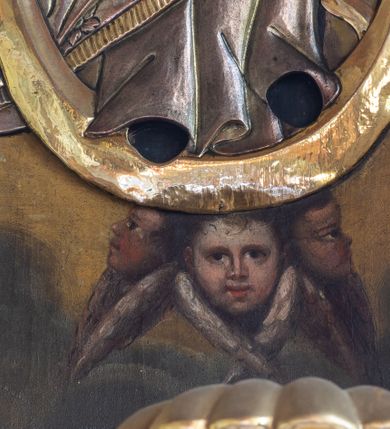 Zdjęcie nr 30: Nastawa ołtarzowa architektoniczna, trójosiowa, jednokondygnacyjna ze zwieńczeniem i bramkami. Ołtarz drewniany, prostopadłościenny; antepedium haftowane. Tabernakulum metalowe, fakturowane, w formie zbliżonej do prostopadłościennej skrzynki, ustawione na niskim cokole, o wypukłej ściance frontowej, flankowane parą kolumn o kompozytowych kapitelach. Drzwiczki w kształcie stojącego prostokąta, zamkniętego łukiem nadwieszonym; w polu kielich z hostią, a po bokach winna winorośl i kłosy zbóż. Powyżej jest tron wystawienia o fantazyjnym kształcie, ujęty po bokach wolutami, na których usadzone są dwa putta. W polu maska lunarna, otoczona promienistą glorią, a w zwieńczeniu muszla palmetowa. Nastawa ustawiona jest na wysokim, zdwojonym cokole, flankowana dwiema parami zdwojonych pilastrów, ustawionych ukośnie. Bramki w kształcie stojących prostokątów, zamkniętych półkoliście, w profilowanej obudowie zwieńczonej wolutowo. Drzwiczki dekorowane są malowanym bukietem kwiatów w wazonie. Kondygnacja o delikatnie wklęsłym przebiegu, ujęta dwiema parami zdwojonych, kanelowanych pilastrów, z których wewnętrzne ustawione są pod kątem. Podpory dźwigają pełne belkowanie, wyłamane nad osiami. Na linii wewnętrznych podpór ustawione są dwa cokoły, na których osadzono dwie główki aniołków, a na linii skrajnych podpór wolutowe przyczółki; z kolei pomiędzy nimi znajdują się fantazyjne woluty. W polu środkowym w ramie o kształcie stojącego prostokąta, zamkniętego łukiem wklęsło-wypukłym z uskokami umieszczony jest obraz Wniebowzięcia Najświętszej Marii Panny, a na zasuwie obraz św. Marcina oraz płótno przedstawiające Chrystusa Ukrzyżowanego. W osiach bocznych obrazy: po lewej św. Szczepan, a po prawej św. Wawrzyniec. Przed skrajnymi podporami ustawione są figury: po lewej św. Piotra, a po prawej św. Pawła. Nad polem głównym zawieszona jest gołębica Ducha Świętego na tle srebrzonych obłoków i promienistej glorii. Zwieńczenie w formie zbliżonej do leżącego prostokąta ujętego spływami wolutowymi, zamknięte profilowanym gzymsem i rocaille’ami. W polu obraz św. Marcina. Struktura polichromowana w kolorze jasnobeżowym, ornamentyka złocona, detale srebrzone.



