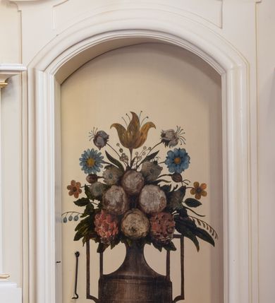 Zdjęcie nr 9: Nastawa ołtarzowa architektoniczna, trójosiowa, jednokondygnacyjna ze zwieńczeniem i bramkami. Ołtarz drewniany, prostopadłościenny; antepedium haftowane. Tabernakulum metalowe, fakturowane, w formie zbliżonej do prostopadłościennej skrzynki, ustawione na niskim cokole, o wypukłej ściance frontowej, flankowane parą kolumn o kompozytowych kapitelach. Drzwiczki w kształcie stojącego prostokąta, zamkniętego łukiem nadwieszonym; w polu kielich z hostią, a po bokach winna winorośl i kłosy zbóż. Powyżej jest tron wystawienia o fantazyjnym kształcie, ujęty po bokach wolutami, na których usadzone są dwa putta. W polu maska lunarna, otoczona promienistą glorią, a w zwieńczeniu muszla palmetowa. Nastawa ustawiona jest na wysokim, zdwojonym cokole, flankowana dwiema parami zdwojonych pilastrów, ustawionych ukośnie. Bramki w kształcie stojących prostokątów, zamkniętych półkoliście, w profilowanej obudowie zwieńczonej wolutowo. Drzwiczki dekorowane są malowanym bukietem kwiatów w wazonie. Kondygnacja o delikatnie wklęsłym przebiegu, ujęta dwiema parami zdwojonych, kanelowanych pilastrów, z których wewnętrzne ustawione są pod kątem. Podpory dźwigają pełne belkowanie, wyłamane nad osiami. Na linii wewnętrznych podpór ustawione są dwa cokoły, na których osadzono dwie główki aniołków, a na linii skrajnych podpór wolutowe przyczółki; z kolei pomiędzy nimi znajdują się fantazyjne woluty. W polu środkowym w ramie o kształcie stojącego prostokąta, zamkniętego łukiem wklęsło-wypukłym z uskokami umieszczony jest obraz Wniebowzięcia Najświętszej Marii Panny, a na zasuwie obraz św. Marcina oraz płótno przedstawiające Chrystusa Ukrzyżowanego. W osiach bocznych obrazy: po lewej św. Szczepan, a po prawej św. Wawrzyniec. Przed skrajnymi podporami ustawione są figury: po lewej św. Piotra, a po prawej św. Pawła. Nad polem głównym zawieszona jest gołębica Ducha Świętego na tle srebrzonych obłoków i promienistej glorii. Zwieńczenie w formie zbliżonej do leżącego prostokąta ujętego spływami wolutowymi, zamknięte profilowanym gzymsem i rocaille’ami. W polu obraz św. Marcina. Struktura polichromowana w kolorze jasnobeżowym, ornamentyka złocona, detale srebrzone.



