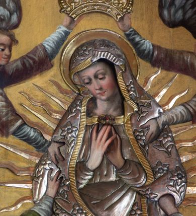 Zdjęcie nr 29: Nastawa ołtarzowa architektoniczna, trójosiowa, jednokondygnacyjna ze zwieńczeniem i bramkami. Ołtarz drewniany, prostopadłościenny; antepedium haftowane. Tabernakulum metalowe, fakturowane, w formie zbliżonej do prostopadłościennej skrzynki, ustawione na niskim cokole, o wypukłej ściance frontowej, flankowane parą kolumn o kompozytowych kapitelach. Drzwiczki w kształcie stojącego prostokąta, zamkniętego łukiem nadwieszonym; w polu kielich z hostią, a po bokach winna winorośl i kłosy zbóż. Powyżej jest tron wystawienia o fantazyjnym kształcie, ujęty po bokach wolutami, na których usadzone są dwa putta. W polu maska lunarna, otoczona promienistą glorią, a w zwieńczeniu muszla palmetowa. Nastawa ustawiona jest na wysokim, zdwojonym cokole, flankowana dwiema parami zdwojonych pilastrów, ustawionych ukośnie. Bramki w kształcie stojących prostokątów, zamkniętych półkoliście, w profilowanej obudowie zwieńczonej wolutowo. Drzwiczki dekorowane są malowanym bukietem kwiatów w wazonie. Kondygnacja o delikatnie wklęsłym przebiegu, ujęta dwiema parami zdwojonych, kanelowanych pilastrów, z których wewnętrzne ustawione są pod kątem. Podpory dźwigają pełne belkowanie, wyłamane nad osiami. Na linii wewnętrznych podpór ustawione są dwa cokoły, na których osadzono dwie główki aniołków, a na linii skrajnych podpór wolutowe przyczółki; z kolei pomiędzy nimi znajdują się fantazyjne woluty. W polu środkowym w ramie o kształcie stojącego prostokąta, zamkniętego łukiem wklęsło-wypukłym z uskokami umieszczony jest obraz Wniebowzięcia Najświętszej Marii Panny, a na zasuwie obraz św. Marcina oraz płótno przedstawiające Chrystusa Ukrzyżowanego. W osiach bocznych obrazy: po lewej św. Szczepan, a po prawej św. Wawrzyniec. Przed skrajnymi podporami ustawione są figury: po lewej św. Piotra, a po prawej św. Pawła. Nad polem głównym zawieszona jest gołębica Ducha Świętego na tle srebrzonych obłoków i promienistej glorii. Zwieńczenie w formie zbliżonej do leżącego prostokąta ujętego spływami wolutowymi, zamknięte profilowanym gzymsem i rocaille’ami. W polu obraz św. Marcina. Struktura polichromowana w kolorze jasnobeżowym, ornamentyka złocona, detale srebrzone.



