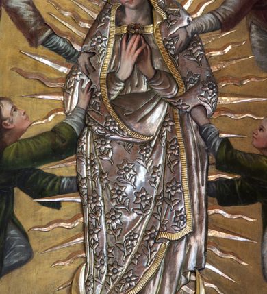 Zdjęcie nr 28: Nastawa ołtarzowa architektoniczna, trójosiowa, jednokondygnacyjna ze zwieńczeniem i bramkami. Ołtarz drewniany, prostopadłościenny; antepedium haftowane. Tabernakulum metalowe, fakturowane, w formie zbliżonej do prostopadłościennej skrzynki, ustawione na niskim cokole, o wypukłej ściance frontowej, flankowane parą kolumn o kompozytowych kapitelach. Drzwiczki w kształcie stojącego prostokąta, zamkniętego łukiem nadwieszonym; w polu kielich z hostią, a po bokach winna winorośl i kłosy zbóż. Powyżej jest tron wystawienia o fantazyjnym kształcie, ujęty po bokach wolutami, na których usadzone są dwa putta. W polu maska lunarna, otoczona promienistą glorią, a w zwieńczeniu muszla palmetowa. Nastawa ustawiona jest na wysokim, zdwojonym cokole, flankowana dwiema parami zdwojonych pilastrów, ustawionych ukośnie. Bramki w kształcie stojących prostokątów, zamkniętych półkoliście, w profilowanej obudowie zwieńczonej wolutowo. Drzwiczki dekorowane są malowanym bukietem kwiatów w wazonie. Kondygnacja o delikatnie wklęsłym przebiegu, ujęta dwiema parami zdwojonych, kanelowanych pilastrów, z których wewnętrzne ustawione są pod kątem. Podpory dźwigają pełne belkowanie, wyłamane nad osiami. Na linii wewnętrznych podpór ustawione są dwa cokoły, na których osadzono dwie główki aniołków, a na linii skrajnych podpór wolutowe przyczółki; z kolei pomiędzy nimi znajdują się fantazyjne woluty. W polu środkowym w ramie o kształcie stojącego prostokąta, zamkniętego łukiem wklęsło-wypukłym z uskokami umieszczony jest obraz Wniebowzięcia Najświętszej Marii Panny, a na zasuwie obraz św. Marcina oraz płótno przedstawiające Chrystusa Ukrzyżowanego. W osiach bocznych obrazy: po lewej św. Szczepan, a po prawej św. Wawrzyniec. Przed skrajnymi podporami ustawione są figury: po lewej św. Piotra, a po prawej św. Pawła. Nad polem głównym zawieszona jest gołębica Ducha Świętego na tle srebrzonych obłoków i promienistej glorii. Zwieńczenie w formie zbliżonej do leżącego prostokąta ujętego spływami wolutowymi, zamknięte profilowanym gzymsem i rocaille’ami. W polu obraz św. Marcina. Struktura polichromowana w kolorze jasnobeżowym, ornamentyka złocona, detale srebrzone.



