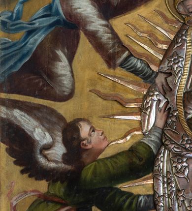 Zdjęcie nr 31: Nastawa ołtarzowa architektoniczna, trójosiowa, jednokondygnacyjna ze zwieńczeniem i bramkami. Ołtarz drewniany, prostopadłościenny; antepedium haftowane. Tabernakulum metalowe, fakturowane, w formie zbliżonej do prostopadłościennej skrzynki, ustawione na niskim cokole, o wypukłej ściance frontowej, flankowane parą kolumn o kompozytowych kapitelach. Drzwiczki w kształcie stojącego prostokąta, zamkniętego łukiem nadwieszonym; w polu kielich z hostią, a po bokach winna winorośl i kłosy zbóż. Powyżej jest tron wystawienia o fantazyjnym kształcie, ujęty po bokach wolutami, na których usadzone są dwa putta. W polu maska lunarna, otoczona promienistą glorią, a w zwieńczeniu muszla palmetowa. Nastawa ustawiona jest na wysokim, zdwojonym cokole, flankowana dwiema parami zdwojonych pilastrów, ustawionych ukośnie. Bramki w kształcie stojących prostokątów, zamkniętych półkoliście, w profilowanej obudowie zwieńczonej wolutowo. Drzwiczki dekorowane są malowanym bukietem kwiatów w wazonie. Kondygnacja o delikatnie wklęsłym przebiegu, ujęta dwiema parami zdwojonych, kanelowanych pilastrów, z których wewnętrzne ustawione są pod kątem. Podpory dźwigają pełne belkowanie, wyłamane nad osiami. Na linii wewnętrznych podpór ustawione są dwa cokoły, na których osadzono dwie główki aniołków, a na linii skrajnych podpór wolutowe przyczółki; z kolei pomiędzy nimi znajdują się fantazyjne woluty. W polu środkowym w ramie o kształcie stojącego prostokąta, zamkniętego łukiem wklęsło-wypukłym z uskokami umieszczony jest obraz Wniebowzięcia Najświętszej Marii Panny, a na zasuwie obraz św. Marcina oraz płótno przedstawiające Chrystusa Ukrzyżowanego. W osiach bocznych obrazy: po lewej św. Szczepan, a po prawej św. Wawrzyniec. Przed skrajnymi podporami ustawione są figury: po lewej św. Piotra, a po prawej św. Pawła. Nad polem głównym zawieszona jest gołębica Ducha Świętego na tle srebrzonych obłoków i promienistej glorii. Zwieńczenie w formie zbliżonej do leżącego prostokąta ujętego spływami wolutowymi, zamknięte profilowanym gzymsem i rocaille’ami. W polu obraz św. Marcina. Struktura polichromowana w kolorze jasnobeżowym, ornamentyka złocona, detale srebrzone.



