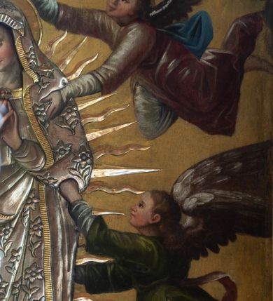 Zdjęcie nr 2: Nastawa ołtarzowa architektoniczna, trójosiowa, jednokondygnacyjna ze zwieńczeniem i bramkami. Ołtarz drewniany, prostopadłościenny; antepedium haftowane. Tabernakulum metalowe, fakturowane, w formie zbliżonej do prostopadłościennej skrzynki, ustawione na niskim cokole, o wypukłej ściance frontowej, flankowane parą kolumn o kompozytowych kapitelach. Drzwiczki w kształcie stojącego prostokąta, zamkniętego łukiem nadwieszonym; w polu kielich z hostią, a po bokach winna winorośl i kłosy zbóż. Powyżej jest tron wystawienia o fantazyjnym kształcie, ujęty po bokach wolutami, na których usadzone są dwa putta. W polu maska lunarna, otoczona promienistą glorią, a w zwieńczeniu muszla palmetowa. Nastawa ustawiona jest na wysokim, zdwojonym cokole, flankowana dwiema parami zdwojonych pilastrów, ustawionych ukośnie. Bramki w kształcie stojących prostokątów, zamkniętych półkoliście, w profilowanej obudowie zwieńczonej wolutowo. Drzwiczki dekorowane są malowanym bukietem kwiatów w wazonie. Kondygnacja o delikatnie wklęsłym przebiegu, ujęta dwiema parami zdwojonych, kanelowanych pilastrów, z których wewnętrzne ustawione są pod kątem. Podpory dźwigają pełne belkowanie, wyłamane nad osiami. Na linii wewnętrznych podpór ustawione są dwa cokoły, na których osadzono dwie główki aniołków, a na linii skrajnych podpór wolutowe przyczółki; z kolei pomiędzy nimi znajdują się fantazyjne woluty. W polu środkowym w ramie o kształcie stojącego prostokąta, zamkniętego łukiem wklęsło-wypukłym z uskokami umieszczony jest obraz Wniebowzięcia Najświętszej Marii Panny, a na zasuwie obraz św. Marcina oraz płótno przedstawiające Chrystusa Ukrzyżowanego. W osiach bocznych obrazy: po lewej św. Szczepan, a po prawej św. Wawrzyniec. Przed skrajnymi podporami ustawione są figury: po lewej św. Piotra, a po prawej św. Pawła. Nad polem głównym zawieszona jest gołębica Ducha Świętego na tle srebrzonych obłoków i promienistej glorii. Zwieńczenie w formie zbliżonej do leżącego prostokąta ujętego spływami wolutowymi, zamknięte profilowanym gzymsem i rocaille’ami. W polu obraz św. Marcina. Struktura polichromowana w kolorze jasnobeżowym, ornamentyka złocona, detale srebrzone.



